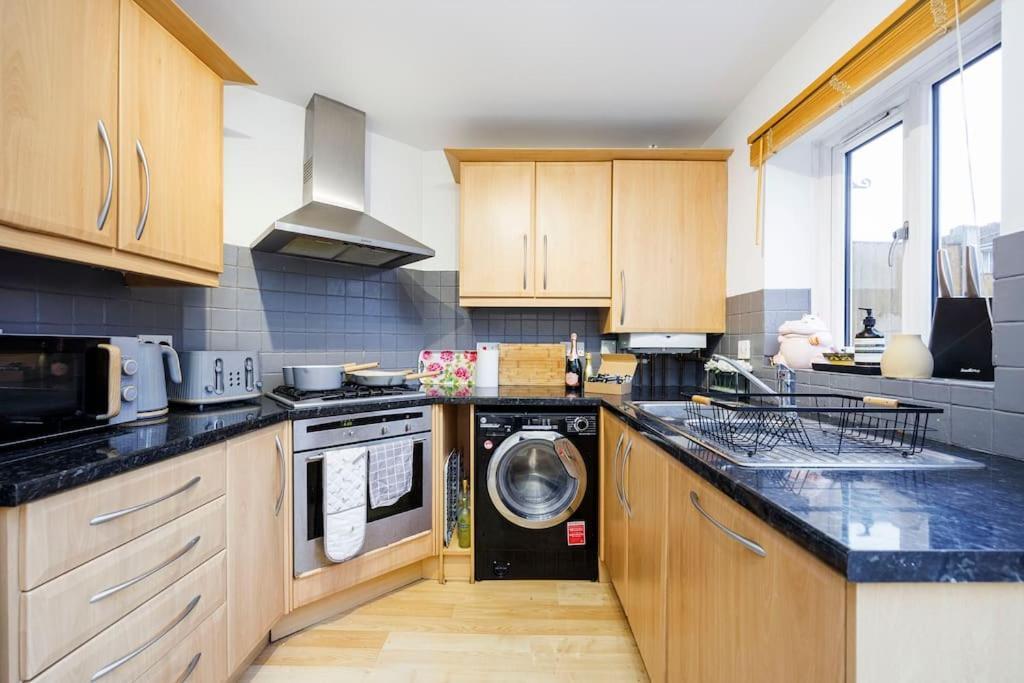Stylish 3-bed East Contractors Parking Sleeps 5 Near Excel Londres