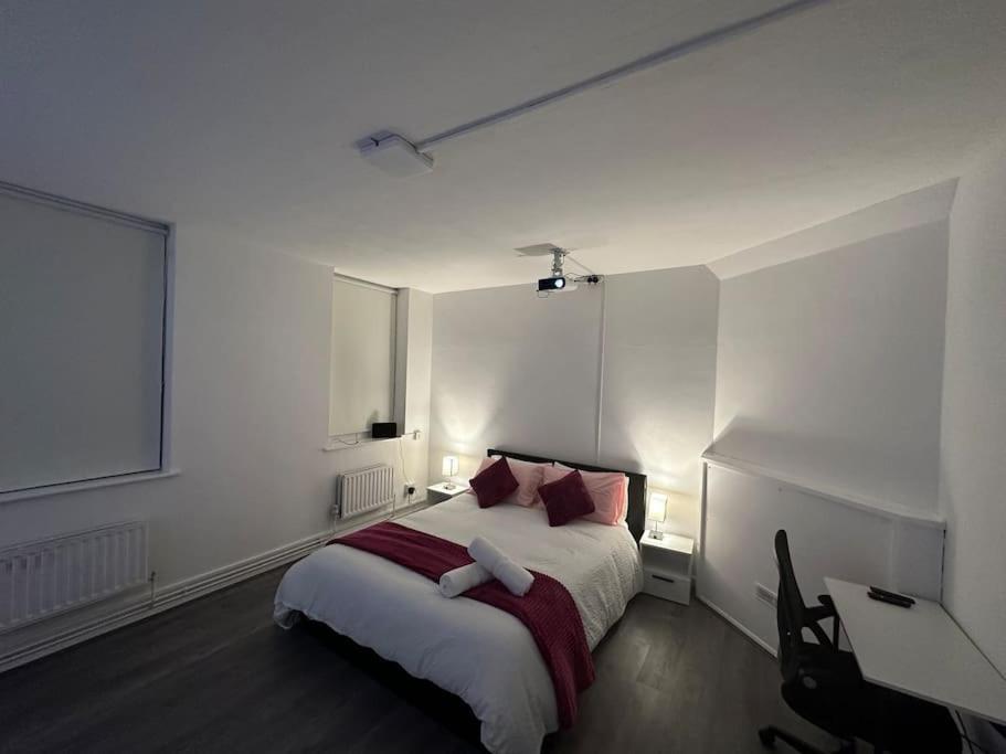 Super Double Bedroom Zone 1 *