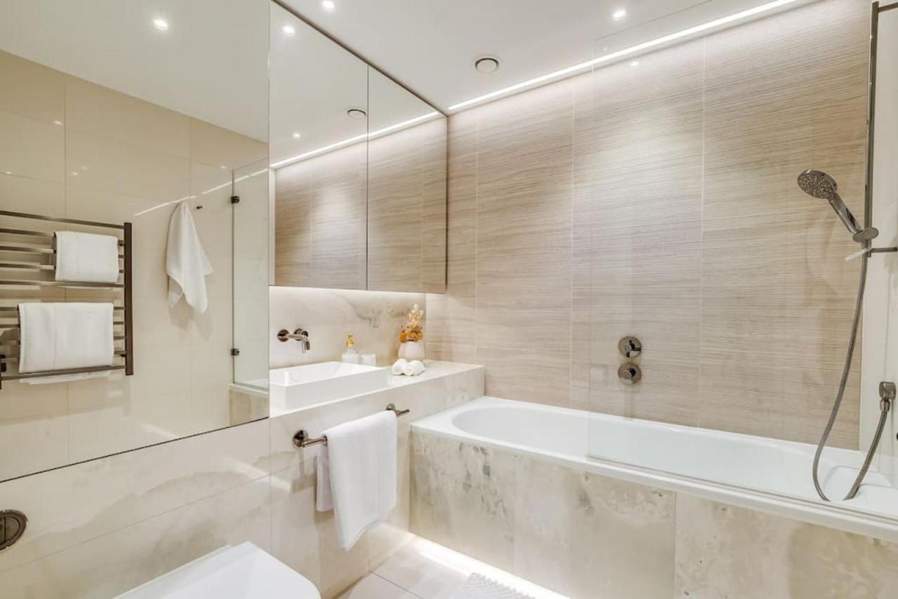 Sleek 2br Hideaway Balcony Near Westfield Appartement Londen