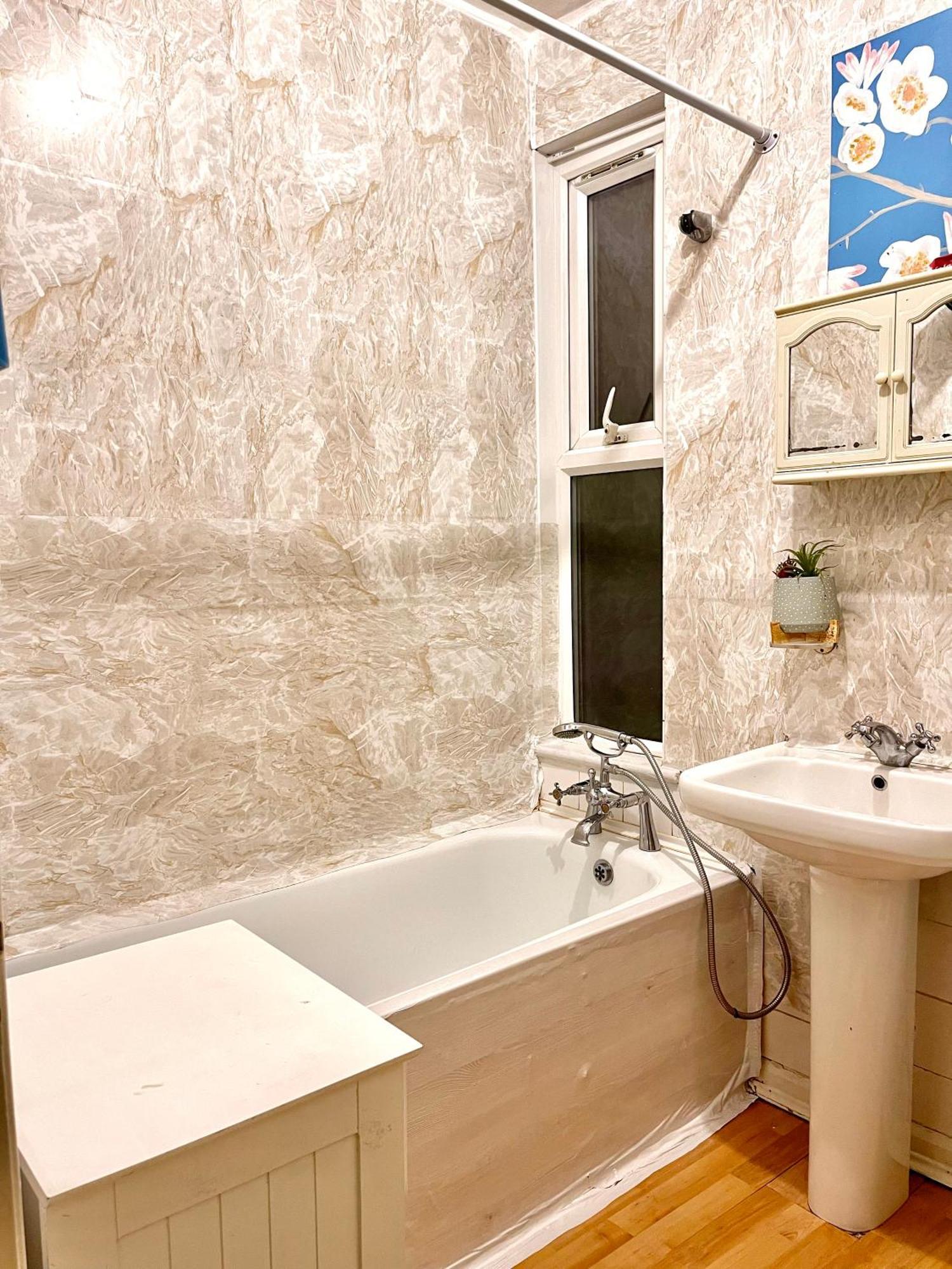 Comfy Double Bedroom With A Private Toilet Homestay London