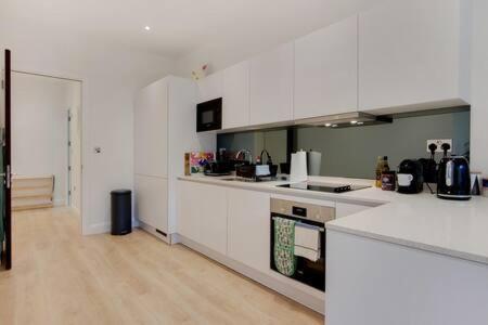 Modern Ealing With Large Private Patio Apartment *