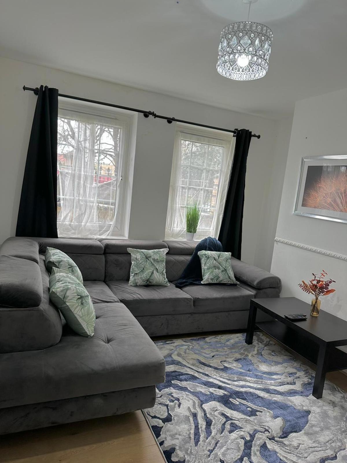 2 Bedroom Flat, 2 Minutes Walk To Bethnalgreen Station, Appartement *