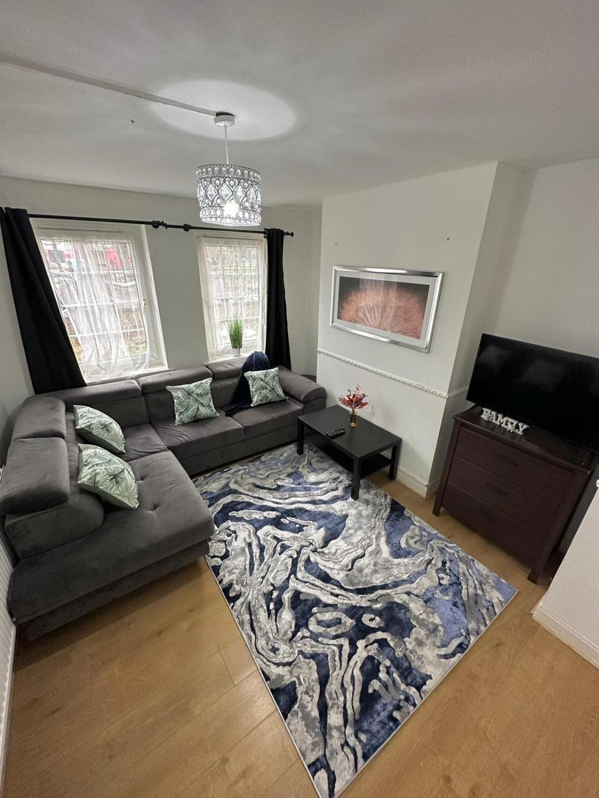 2 Bedroom Flat, 2 Minutes Walk To Bethnalgreen Station, * Londres