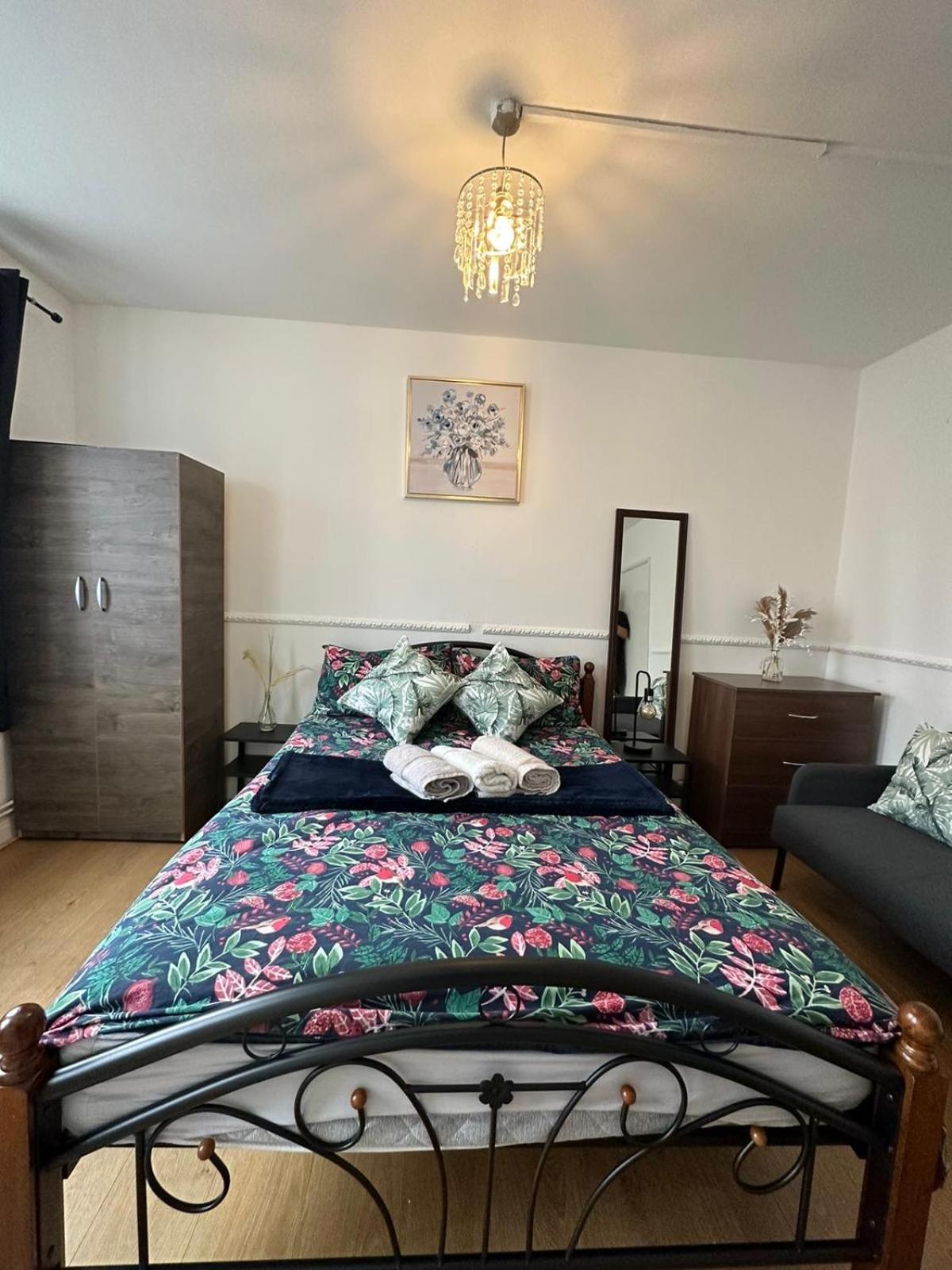 2 Bedroom Flat, 2 Minutes Walk To Bethnalgreen Station, Londres