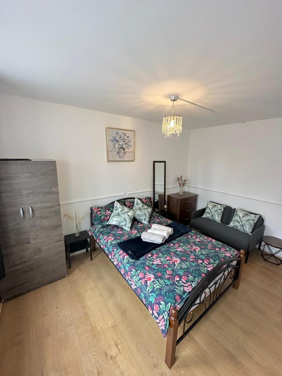 2 Bedroom Flat, 2 Minutes Walk To Bethnalgreen Station, * Londres