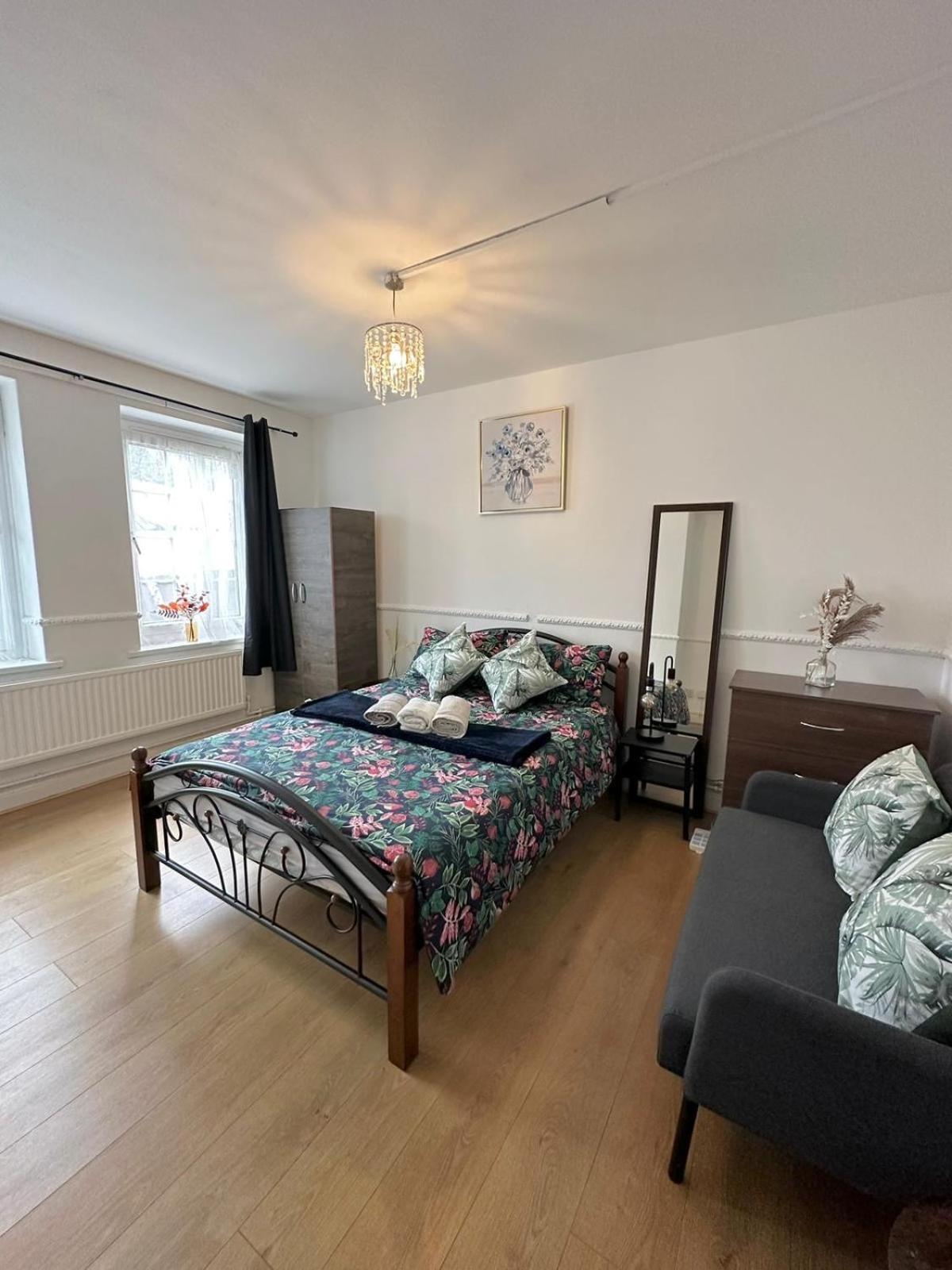 2 Bedroom Flat, 2 Minutes Walk To Bethnalgreen Station, * Londres