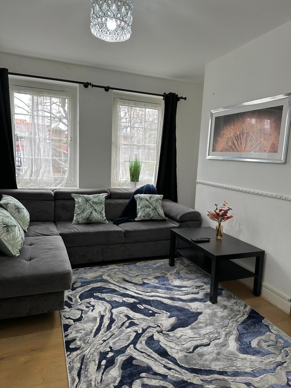 2 Bedroom Flat, 2 Minutes Walk To Bethnalgreen Station, *
