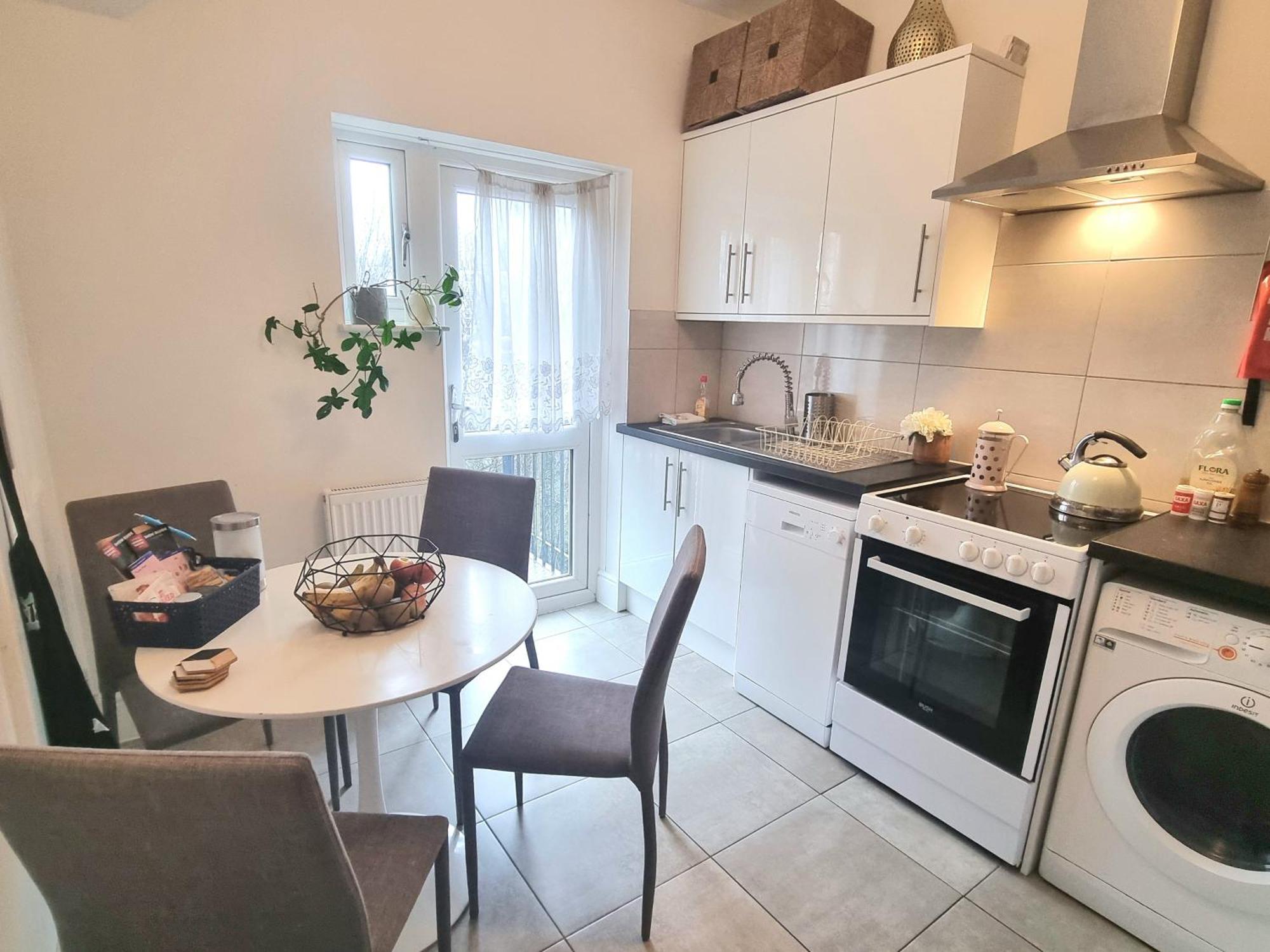 Stylish 2-bed Flat, Quick Access To Sights *