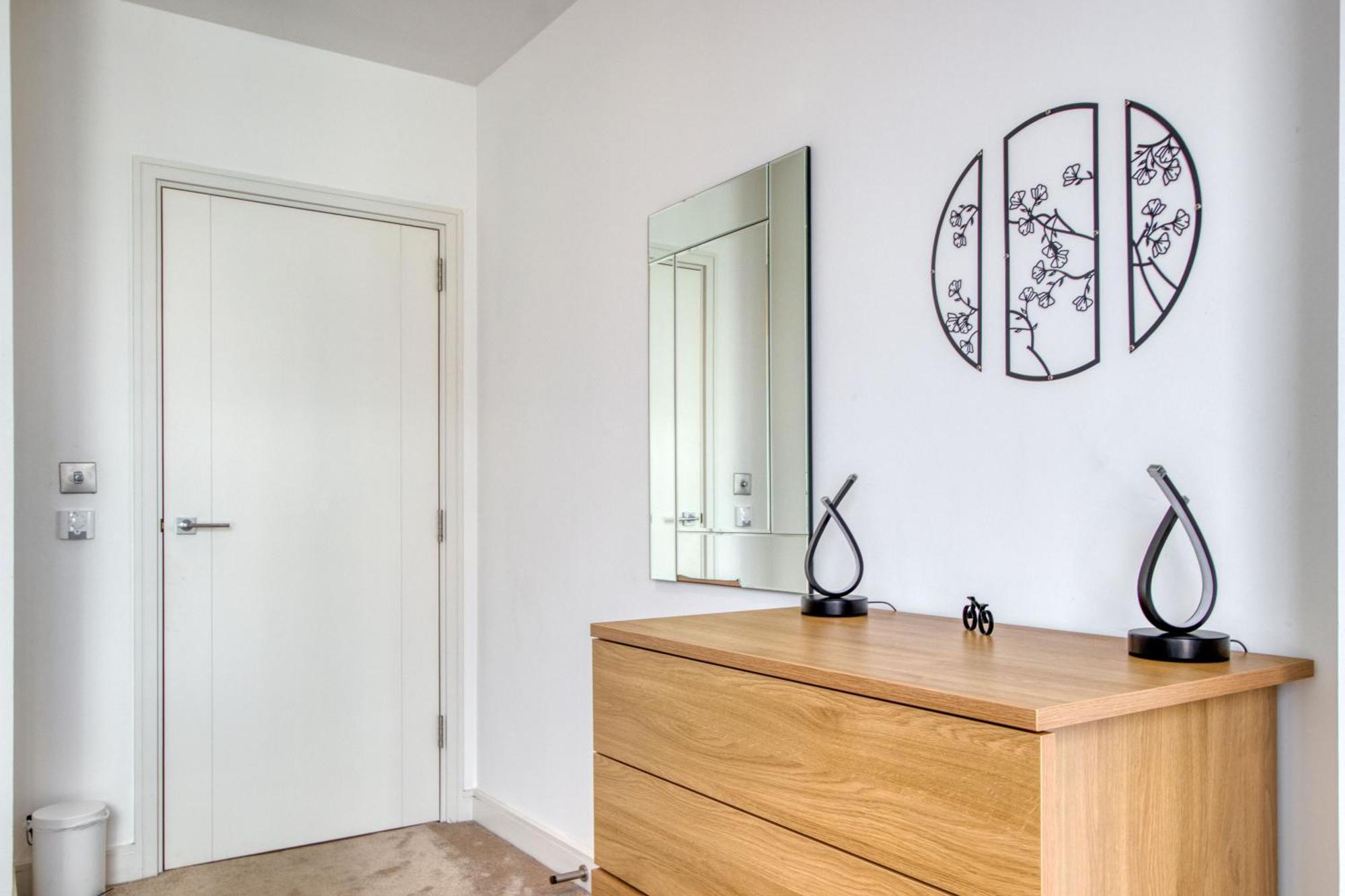 Stylish And Spacious- One Bed In Nine Elms Apartment *