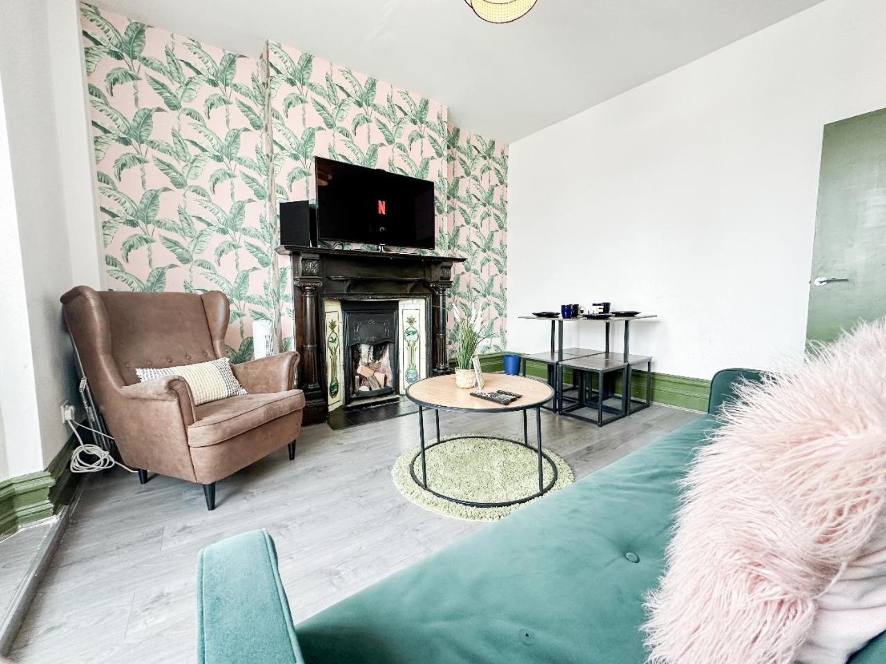Apartment 2 Bedroom Flat With Indoor Fireplace In Shepherds Bush, Near White City *