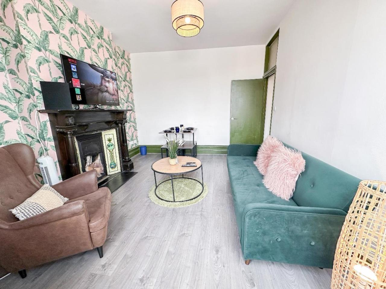 2 Bedroom Flat With Indoor Fireplace In Shepherds Bush, Near White City *