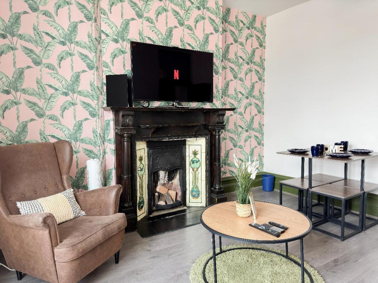 2 Bedroom Flat With Indoor Fireplace In Shepherds Bush, Near White City