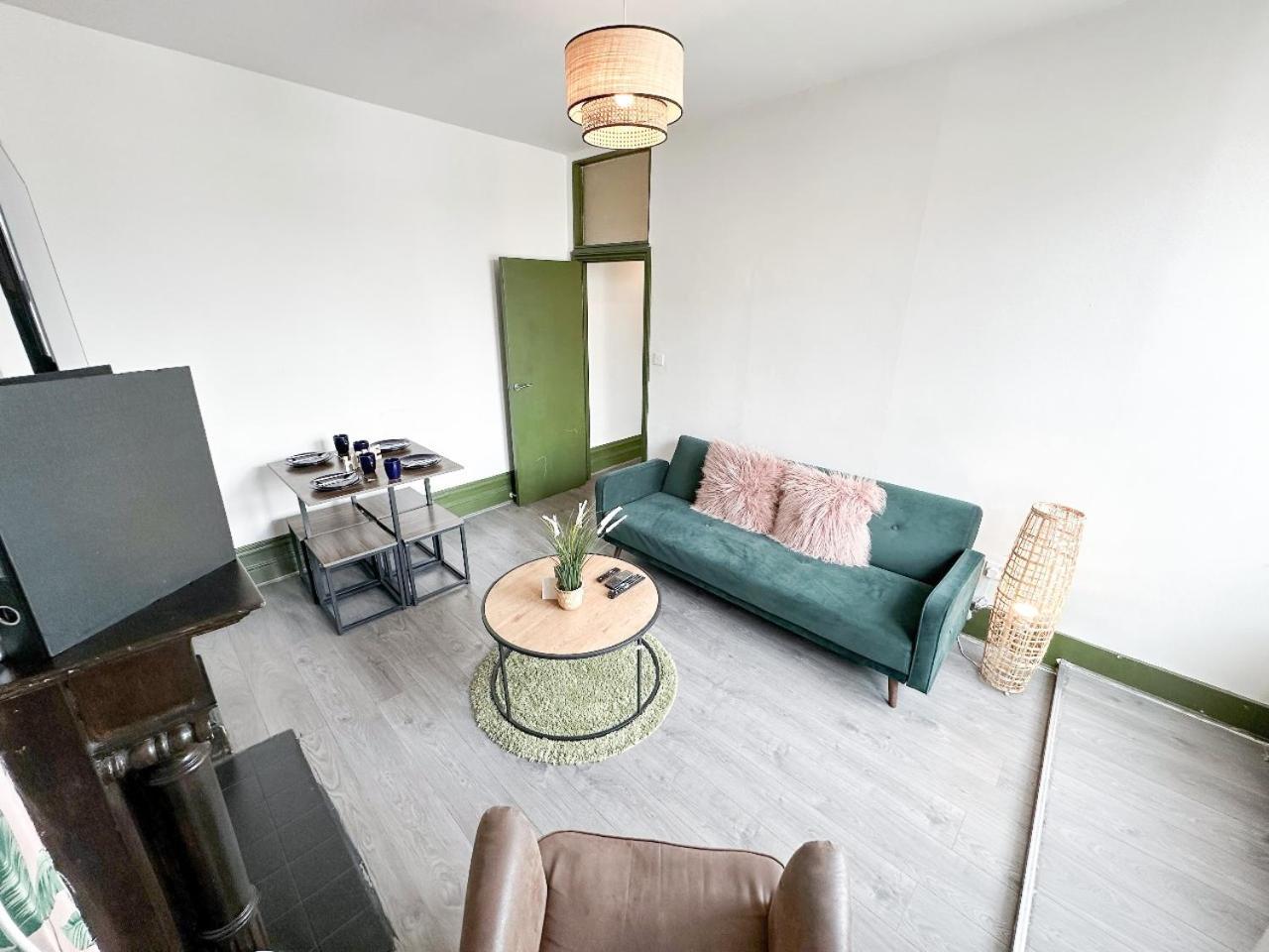 2 Bedroom Flat With Indoor Fireplace In Shepherds Bush, Near White City Apartment London