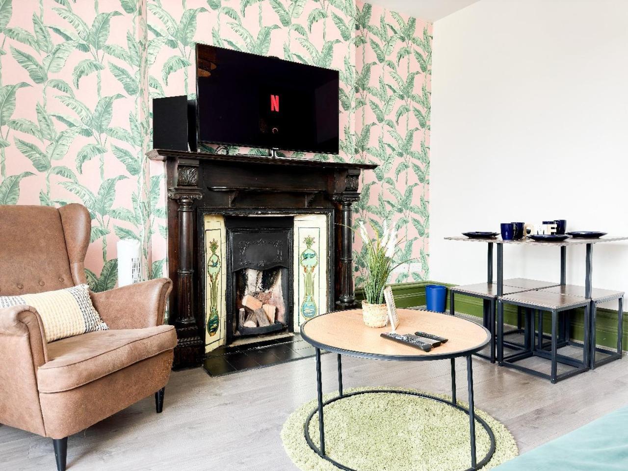 Apartment 2 Bedroom Flat With Indoor Fireplace In Shepherds Bush, Near White City London