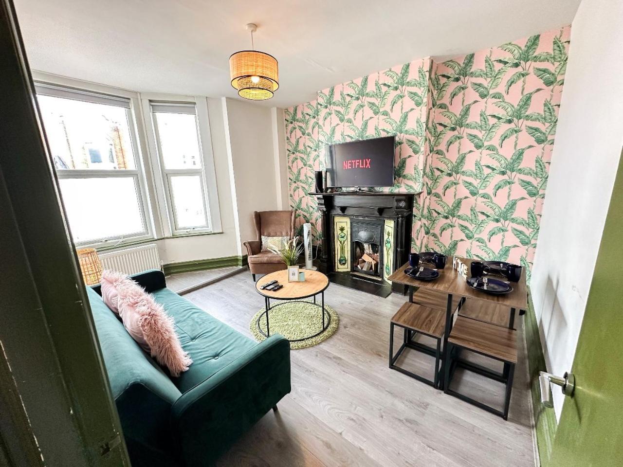 2 Bedroom Flat With Indoor Fireplace In Shepherds Bush, Near White City