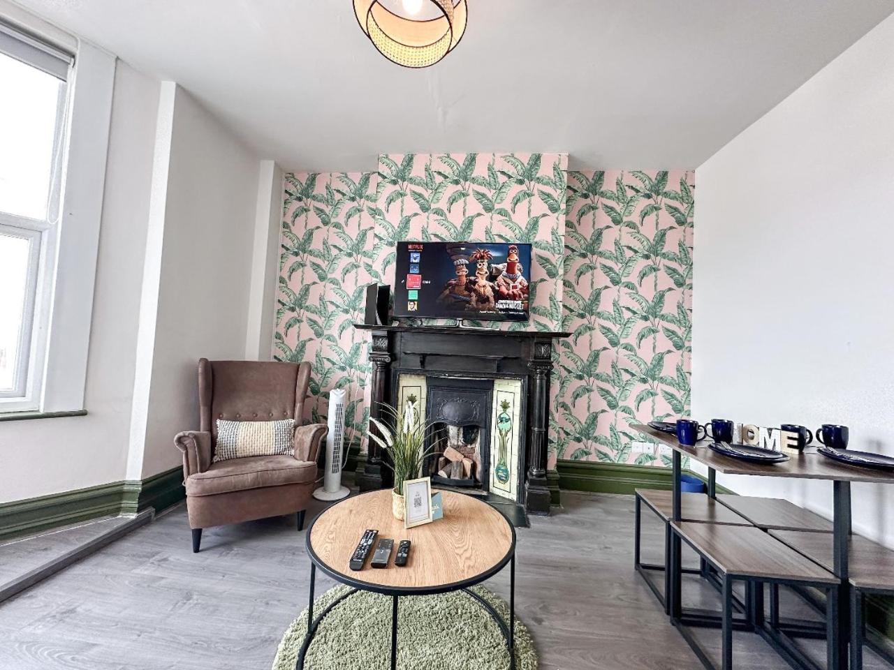 Apartment 2 Bedroom Flat With Indoor Fireplace In Shepherds Bush, Near White City