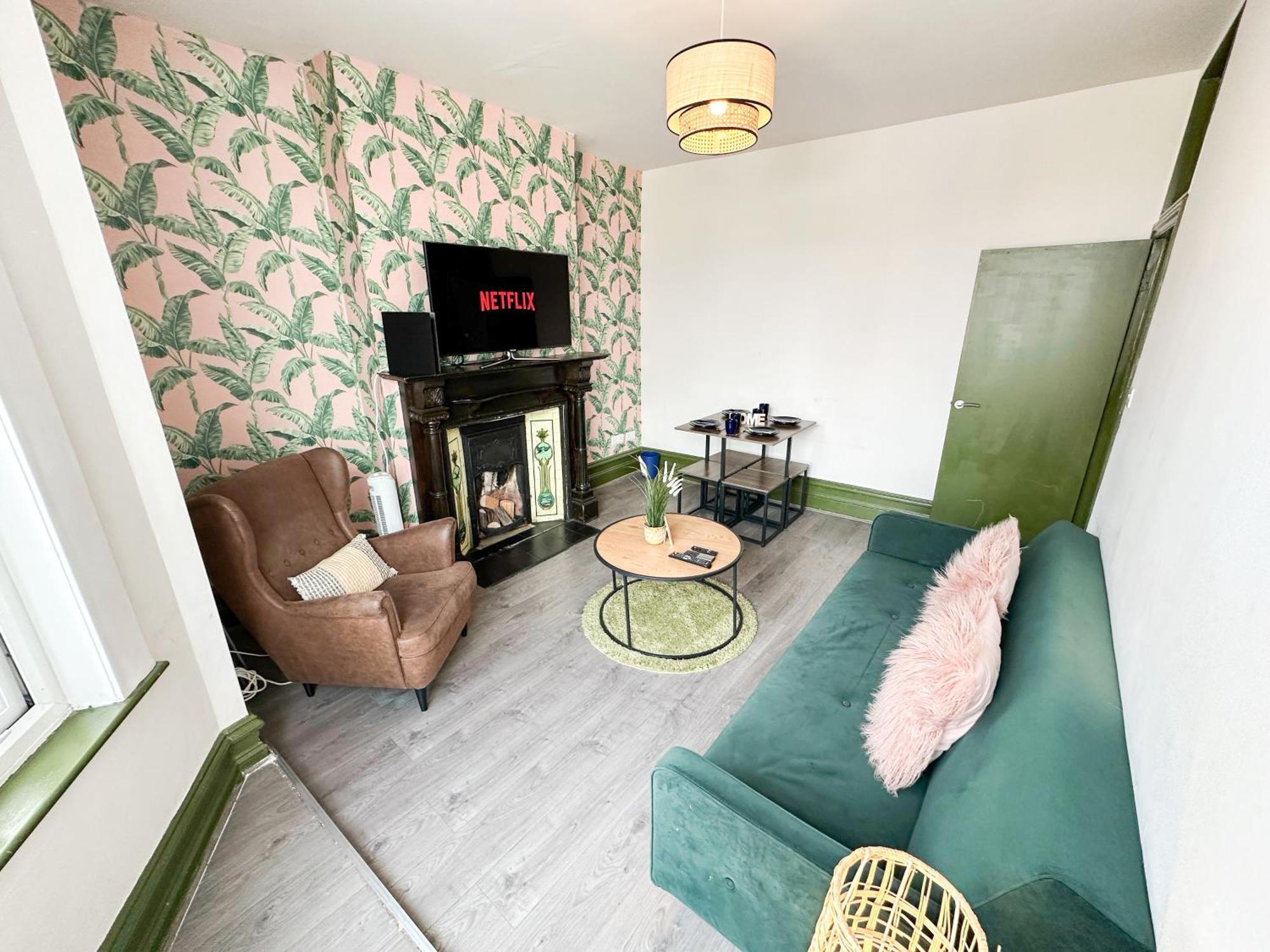 2 Bedroom Flat With Indoor Fireplace In Shepherds Bush, Near White City Apartment *