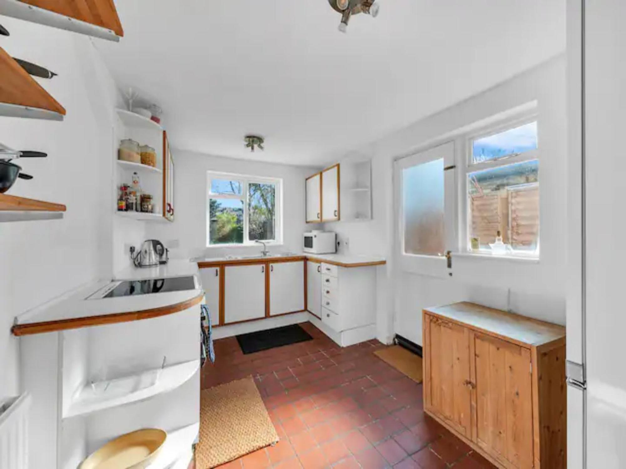 Pass The Keys Charming Victorian 2 Bed House With Artistic Flair In Acton Ideal For Families And Groups Excellent Transport Links Vakantiehuis