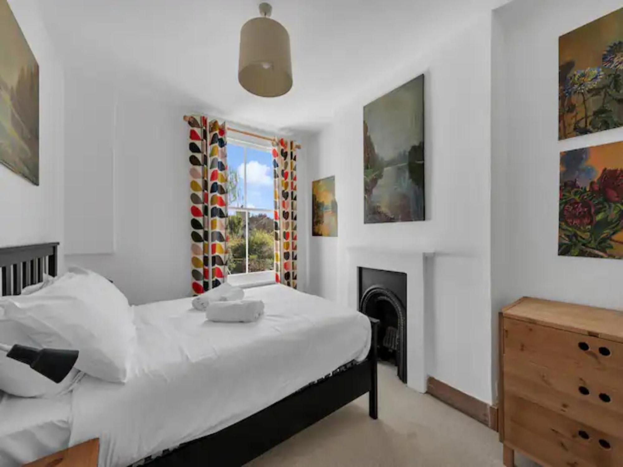 Pass The Keys Charming Victorian 2 Bed House With Artistic Flair In Acton Ideal For Families And Groups Excellent Transport Links * Londen