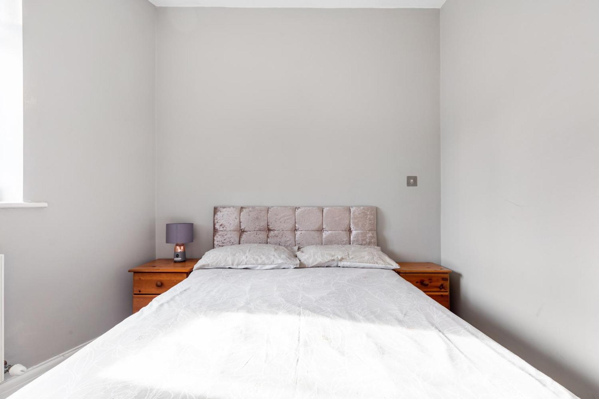 Apartment Spacious 2 Bed 2 Bath With Free Parking For 2 Cars And Underground Station Zone 2 For Quick Access To Up To 10 Guests *