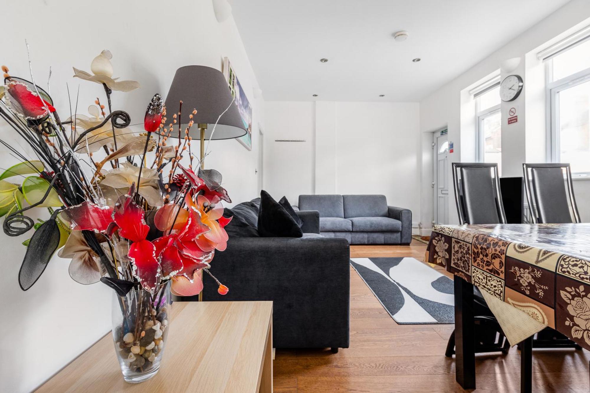 Spacious 2 Bed 2 Bath With Free Parking For 2 Cars And Underground Station Zone 2 For Quick Access To Up To 10 Guests Apartment *