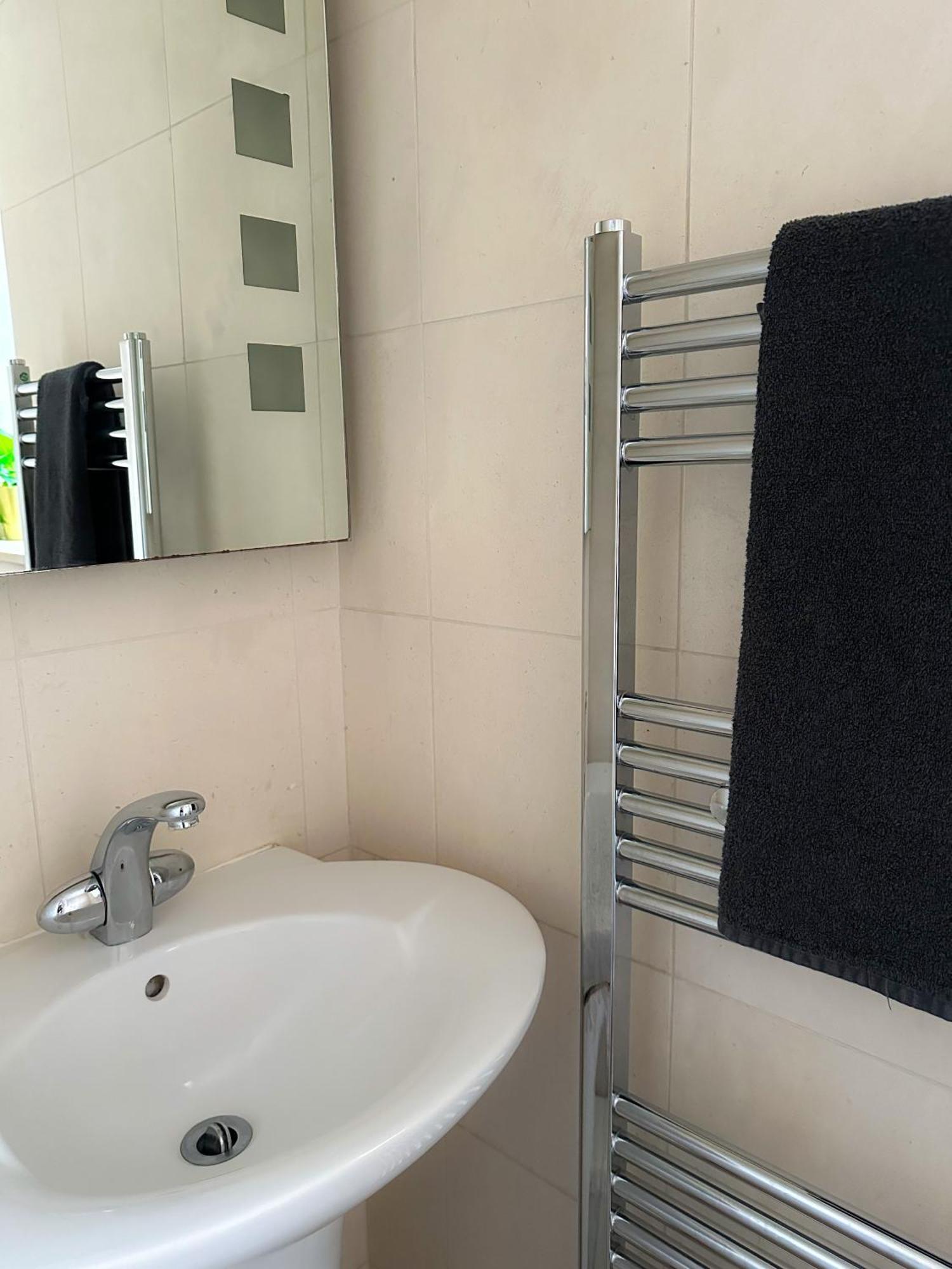 Modern Four Bedroom Semi-detached House With Off Street Parking 8 Min Drive To Wembley Stadium, 5 Miles To Hébergement de vacances *