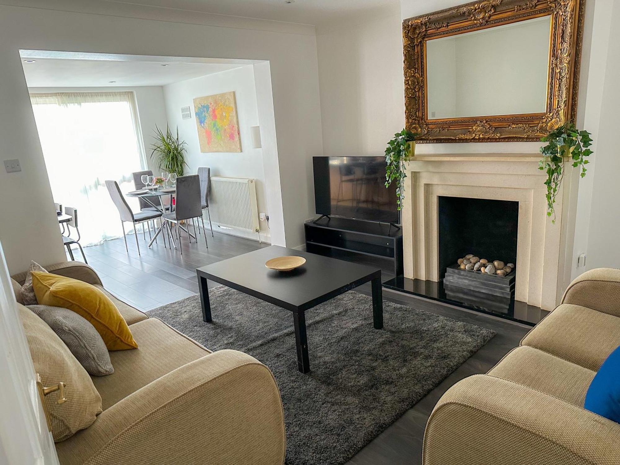 Hébergement de vacances Modern Four Bedroom Semi-detached House With Off Street Parking 8 Min Drive To Wembley Stadium, 5 Miles To Londres
