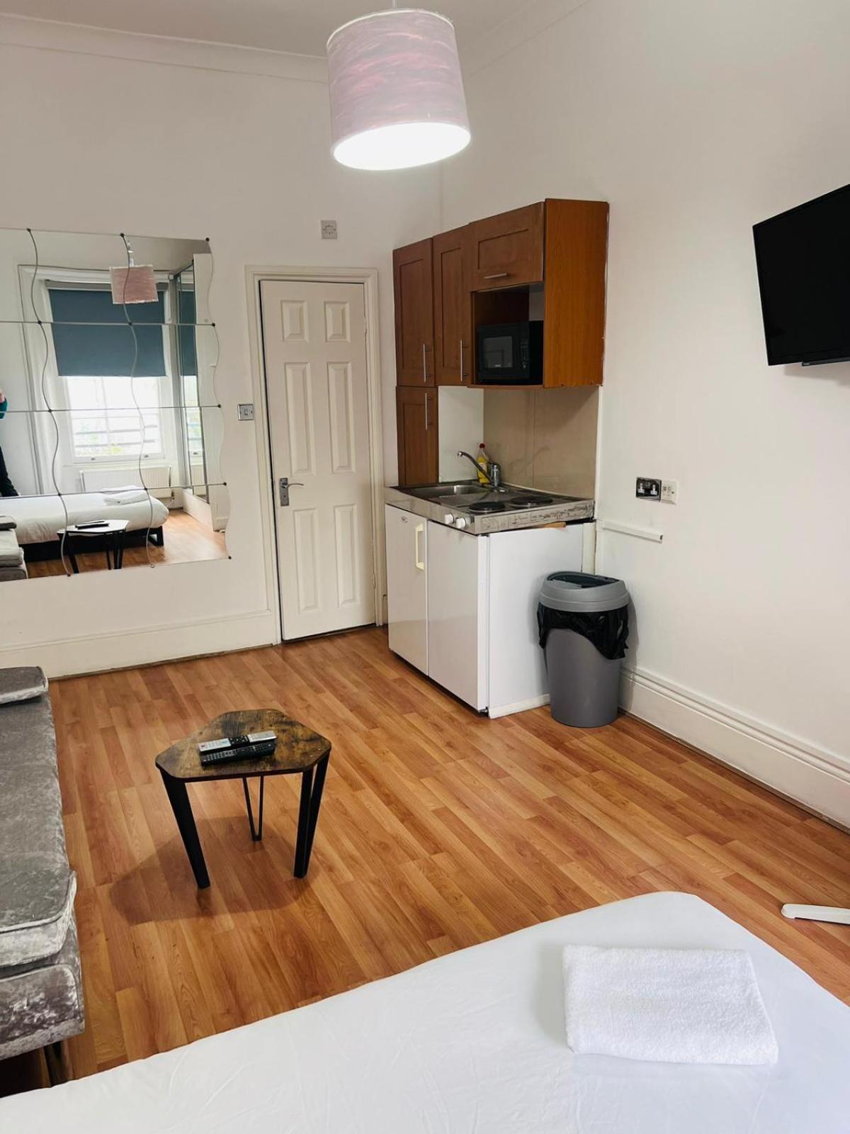 F12- Spacious 2nd Floor Flat Fits 3 Near Paddington