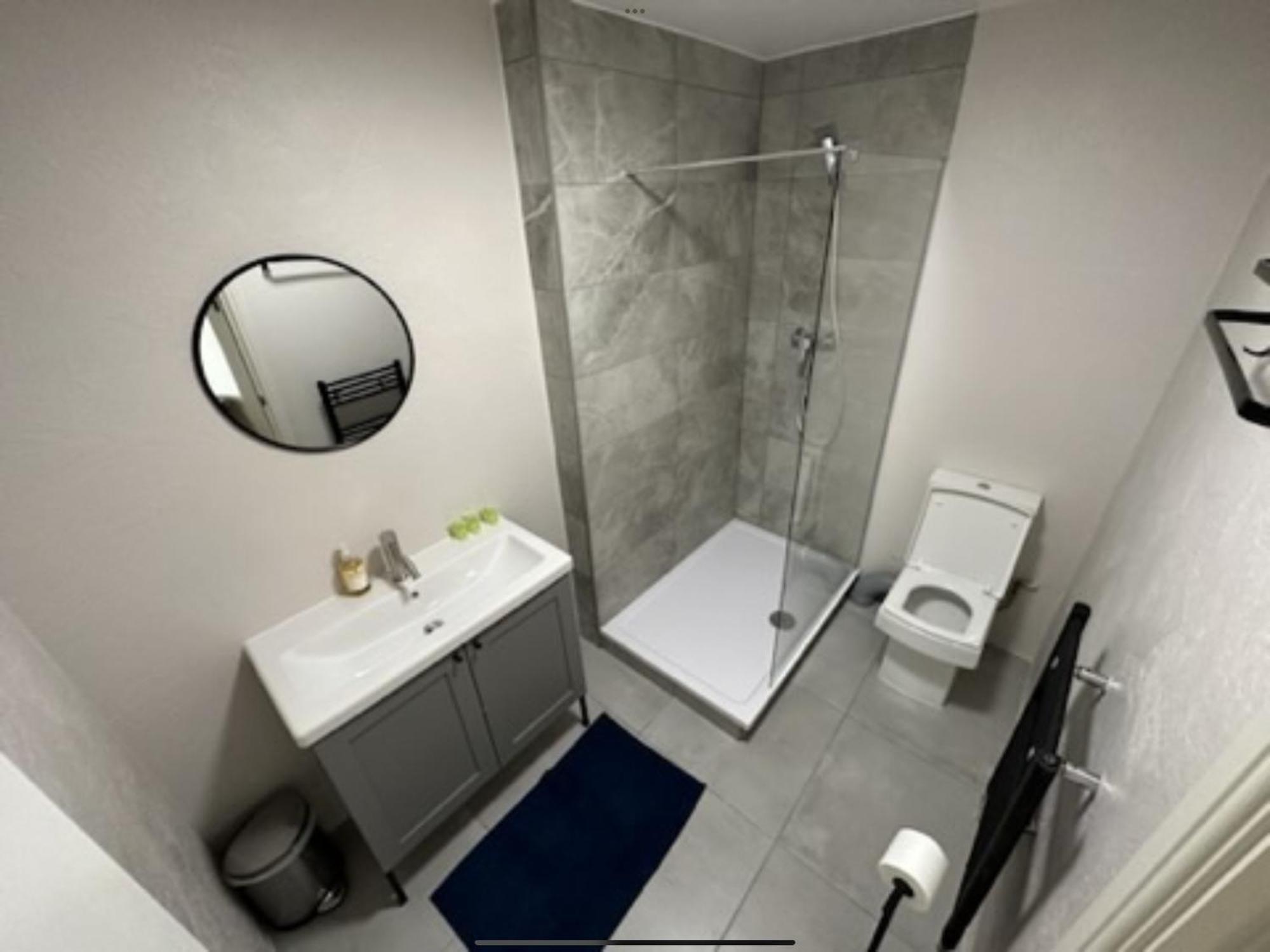 Double Bedroom With Shared Bathroom Stunning Location Appartement *