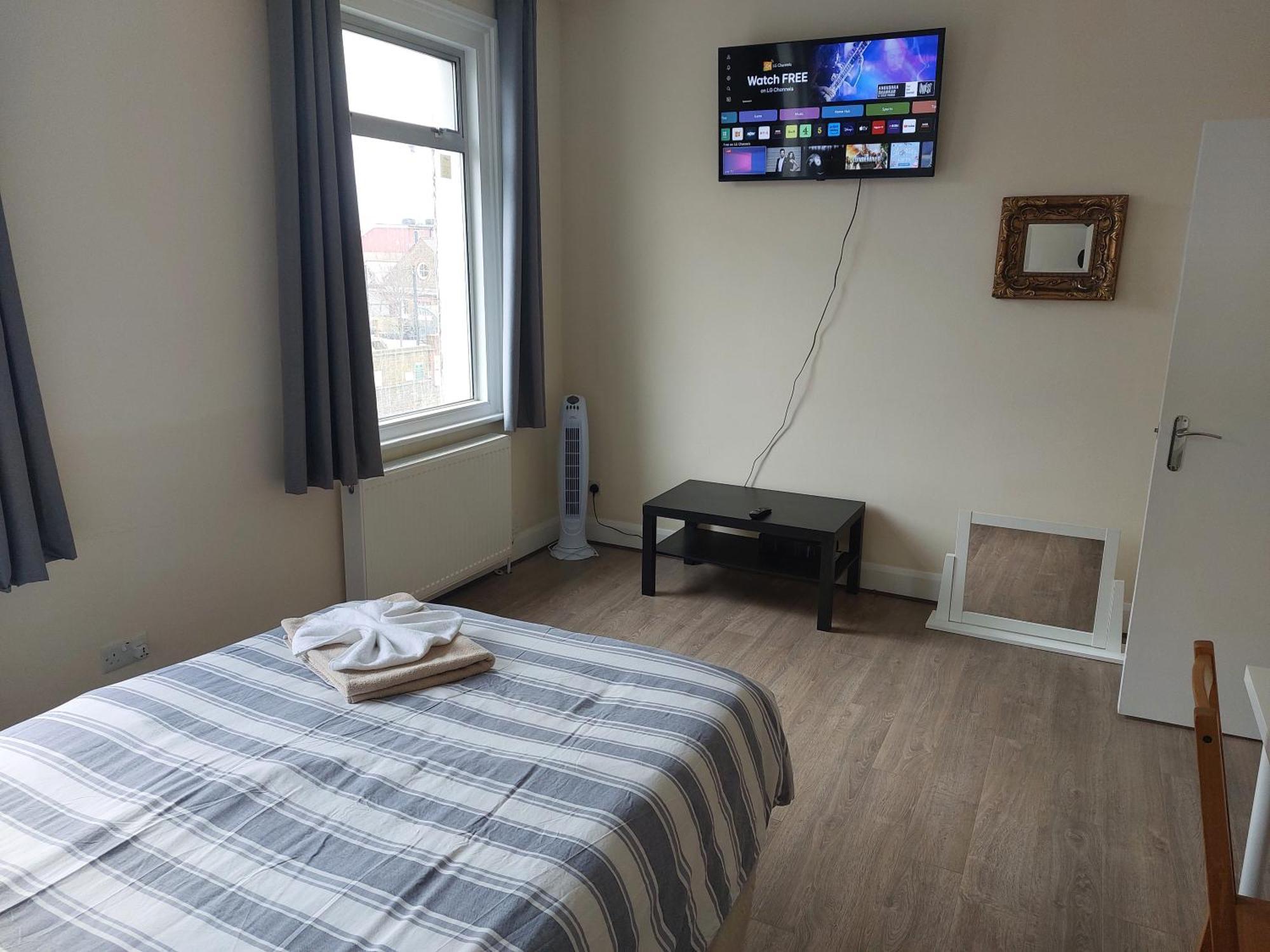 Family Friendly 3 Bedroom Flat Zone 2 - Children Free! London