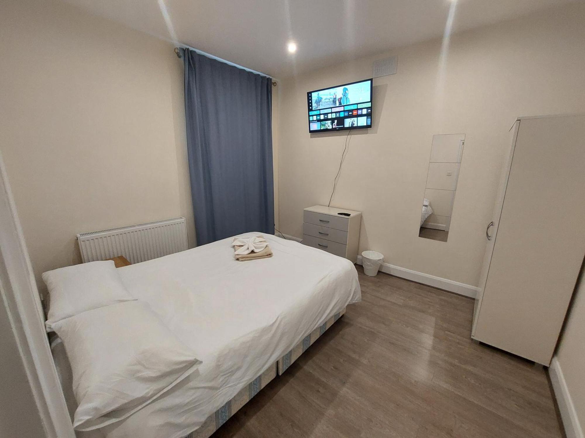 Family Friendly 3 Bedroom Flat Zone 2 - Children Free! *