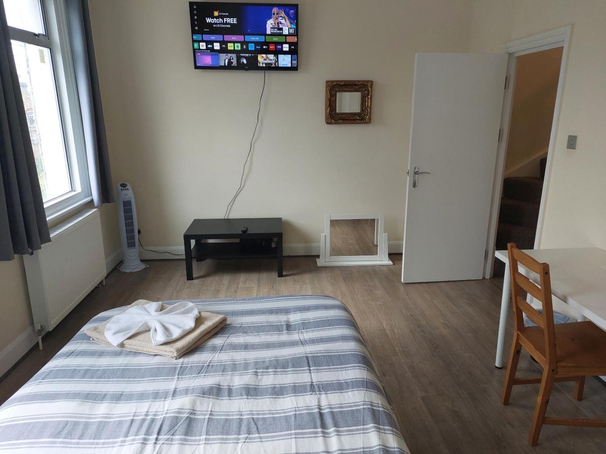 Family Friendly 3 Bedroom Flat Zone 2 - Children Free! * London