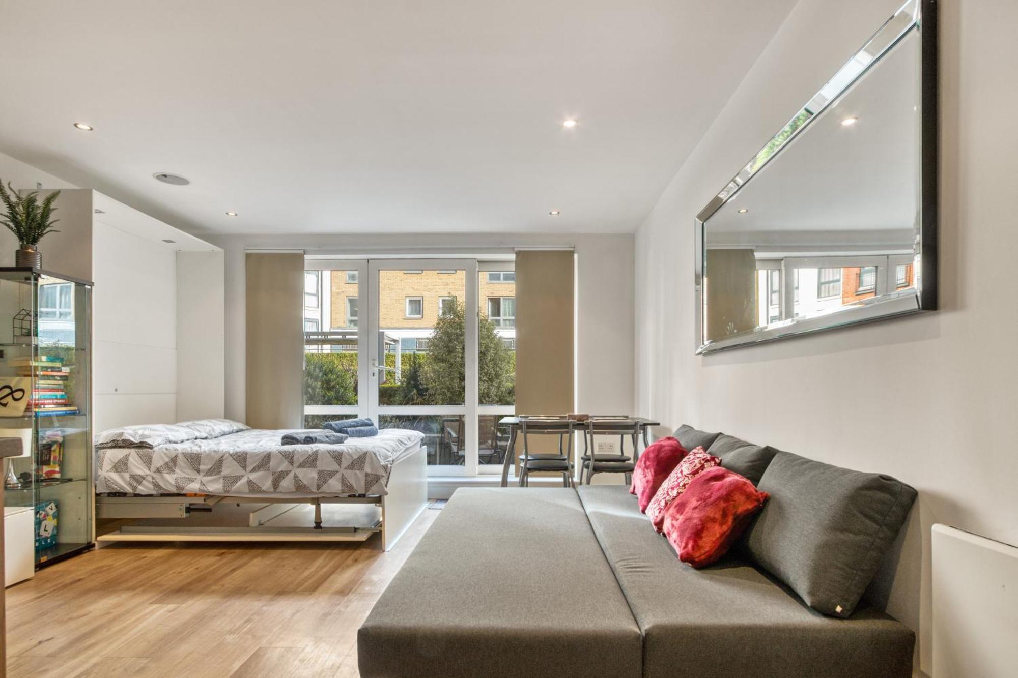 Modern Chic Studio Chelsea Apartment London
