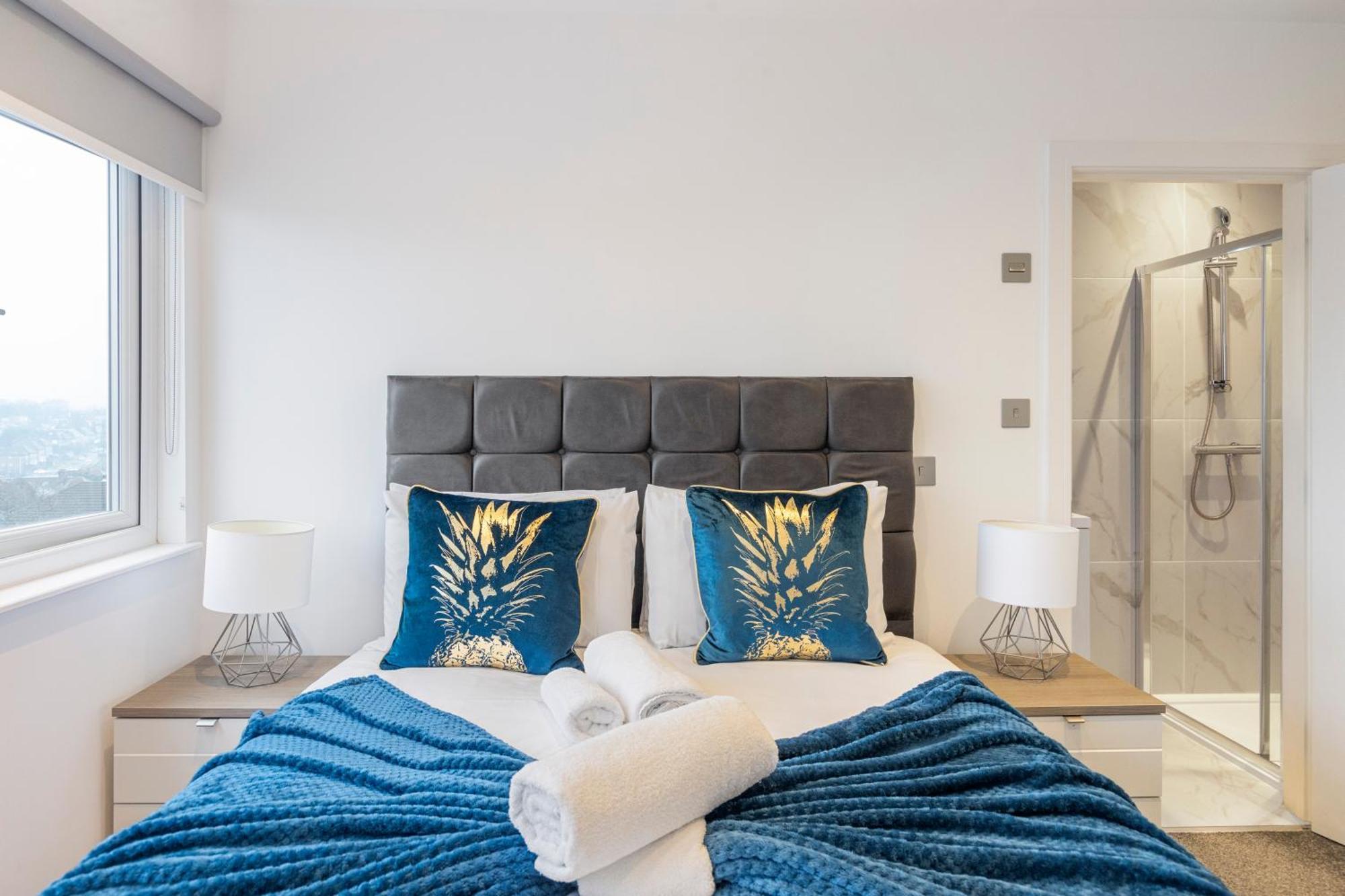 Luxurious 2 Bedroom - - Location *