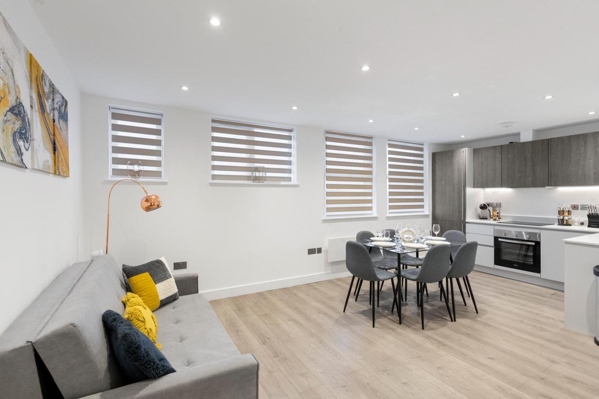 Luxurious 2 Bedroom - - Location *