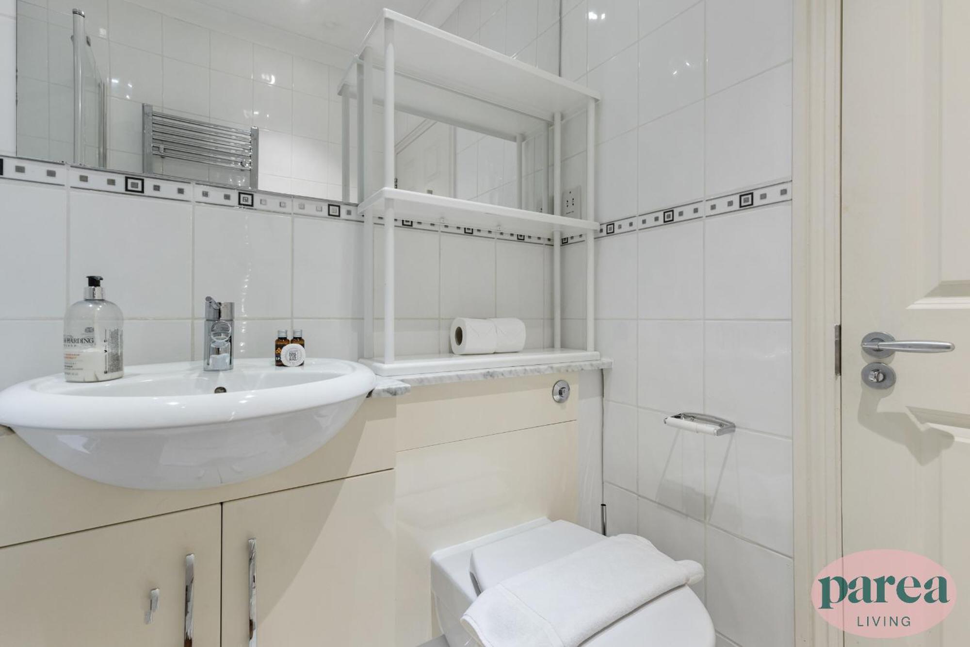 Parea Living - Notting Hill, Stylish 1-bedroom Flat, Private Gardens, Remote Working Appartement