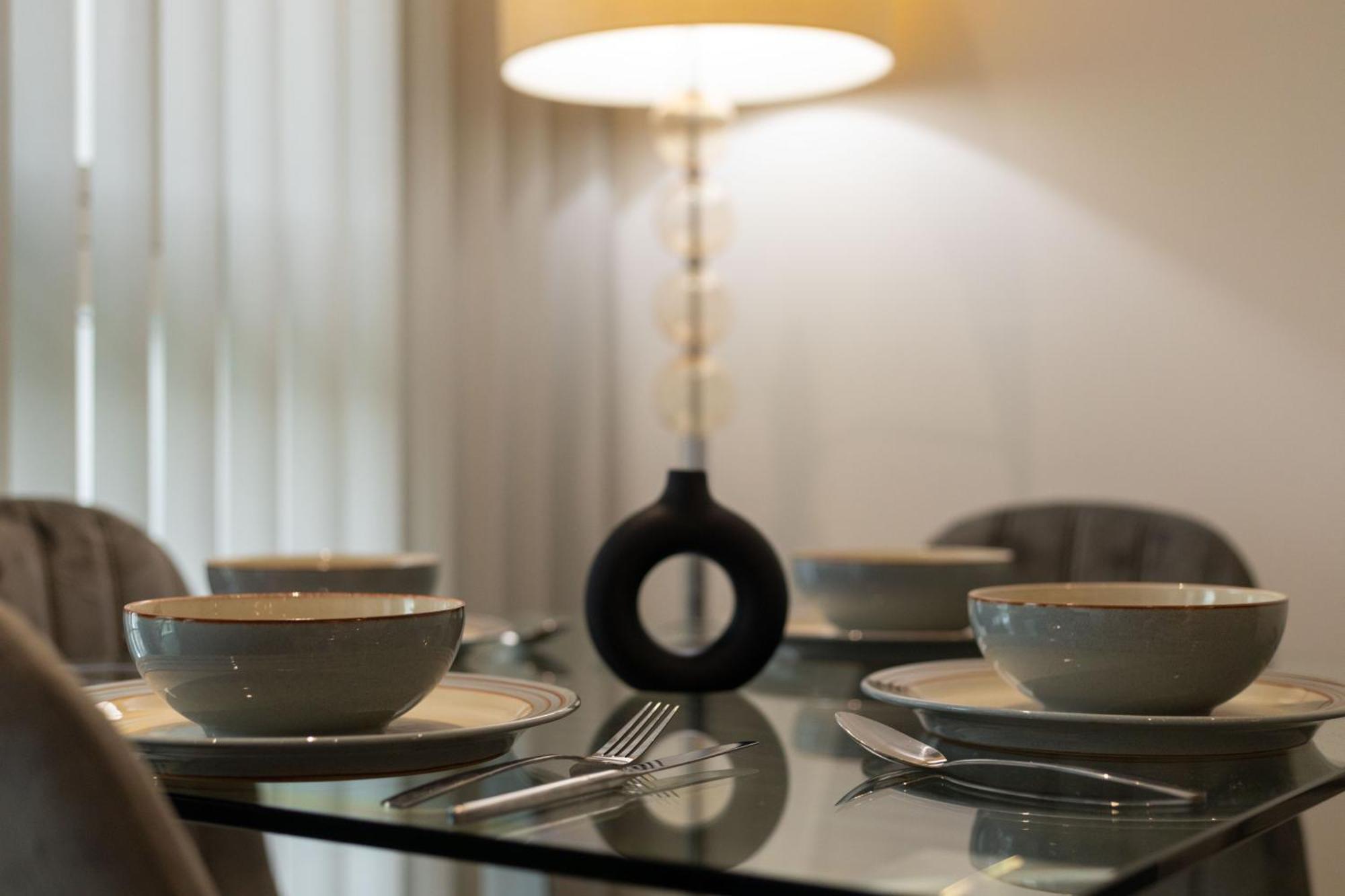 Stylish And Spacious- One Bed In Nine Elms *