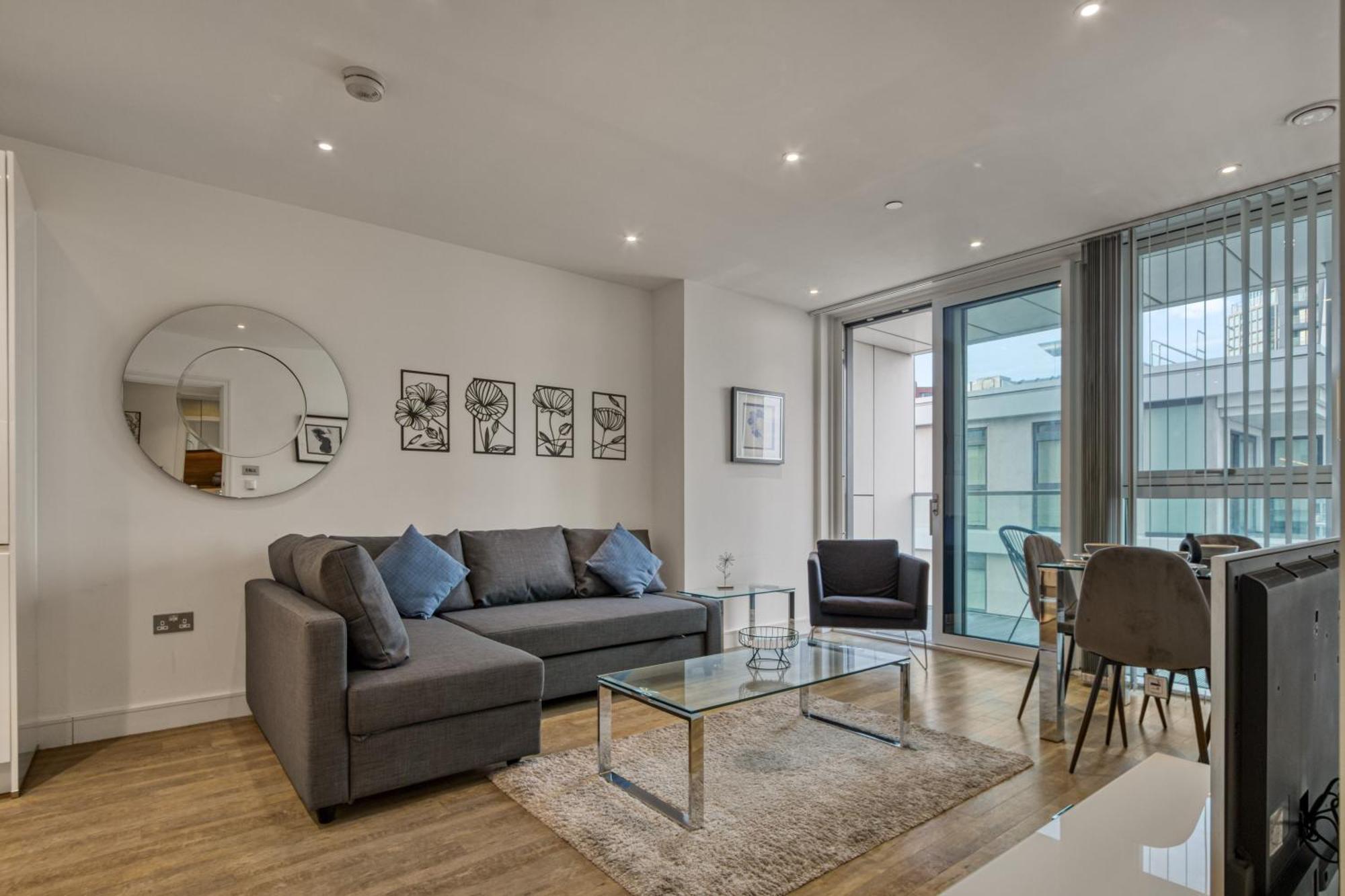 Stylish And Spacious- One Bed In Nine Elms *
