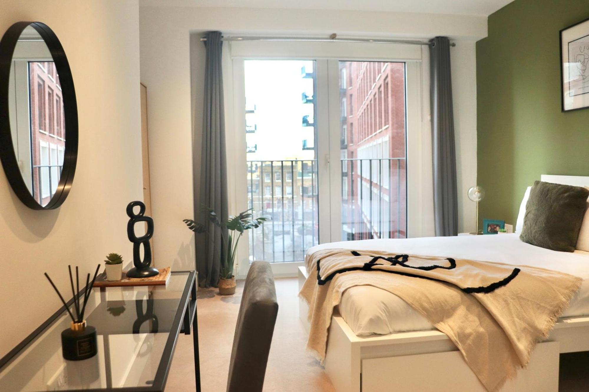 Apartment Luxury 2 Bed Vauxhall, Balcony, Sleeps 4, - Open For Business Stays, Long Stays, Families Relocating London