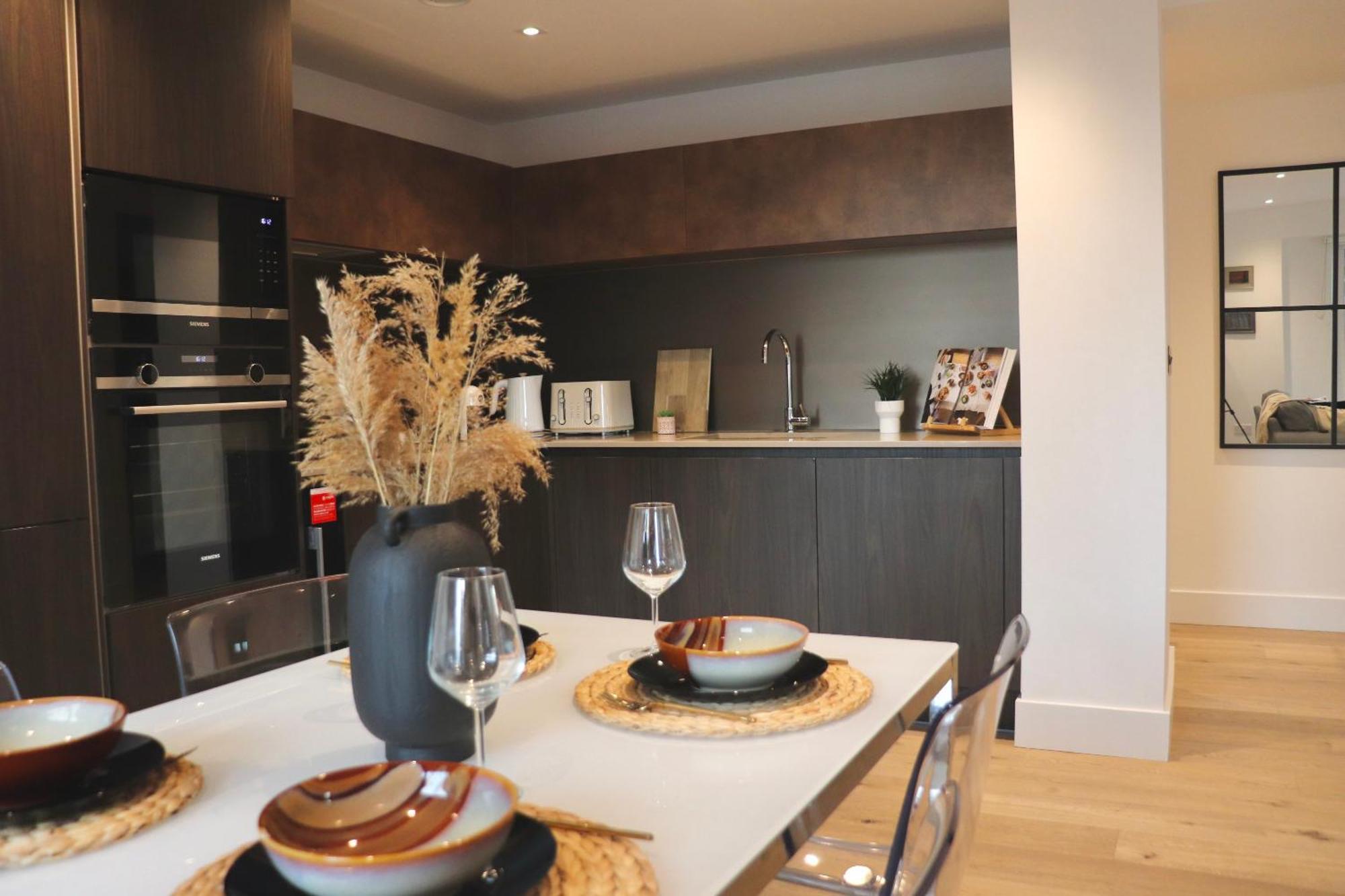 Apartment Luxury 2 Bed Vauxhall, Balcony, Sleeps 4, - Open For Business Stays, Long Stays, Families Relocating