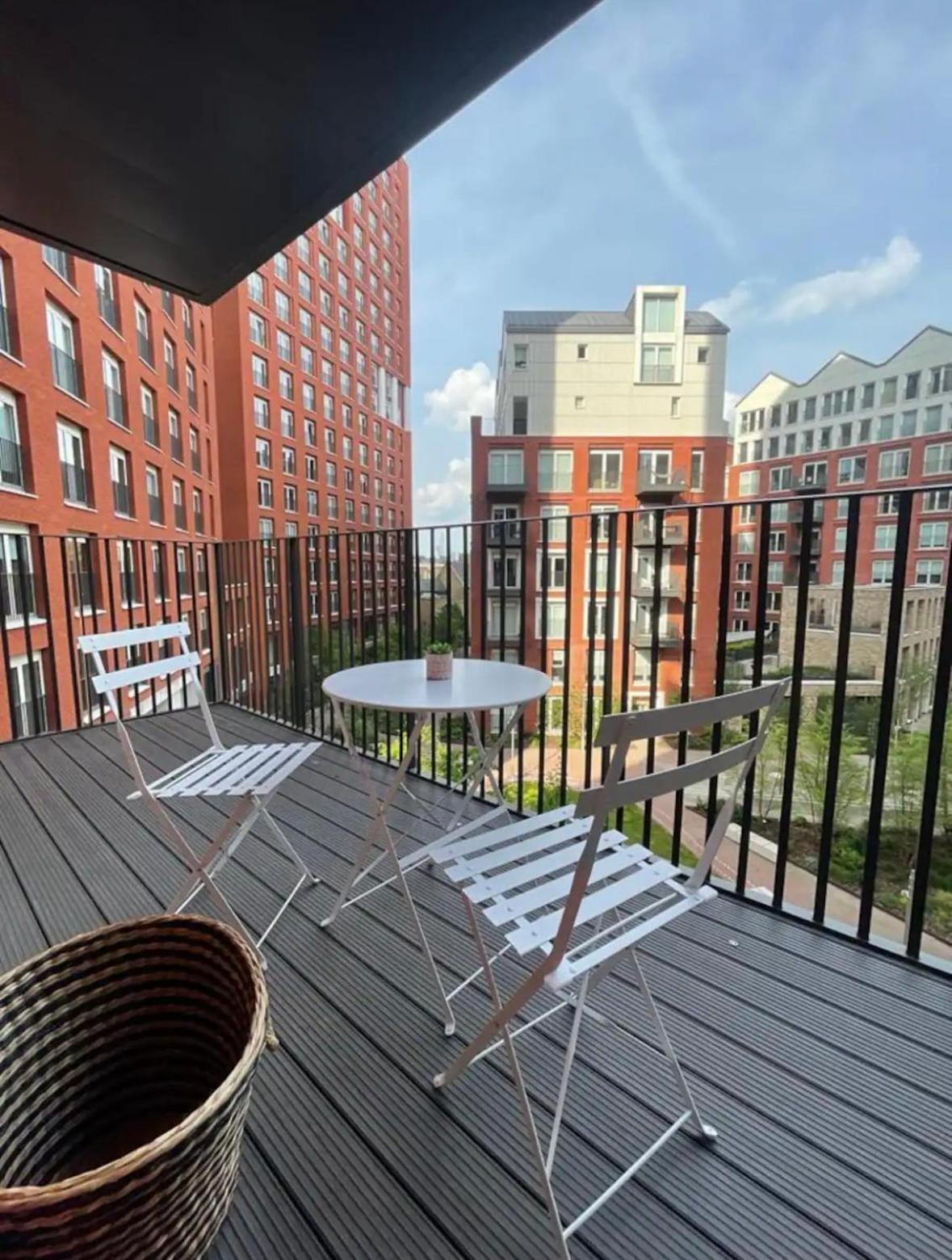 Apartment Luxury 2 Bed Vauxhall, Balcony, Sleeps 4, - Open For Business Stays, Long Stays, Families Relocating London