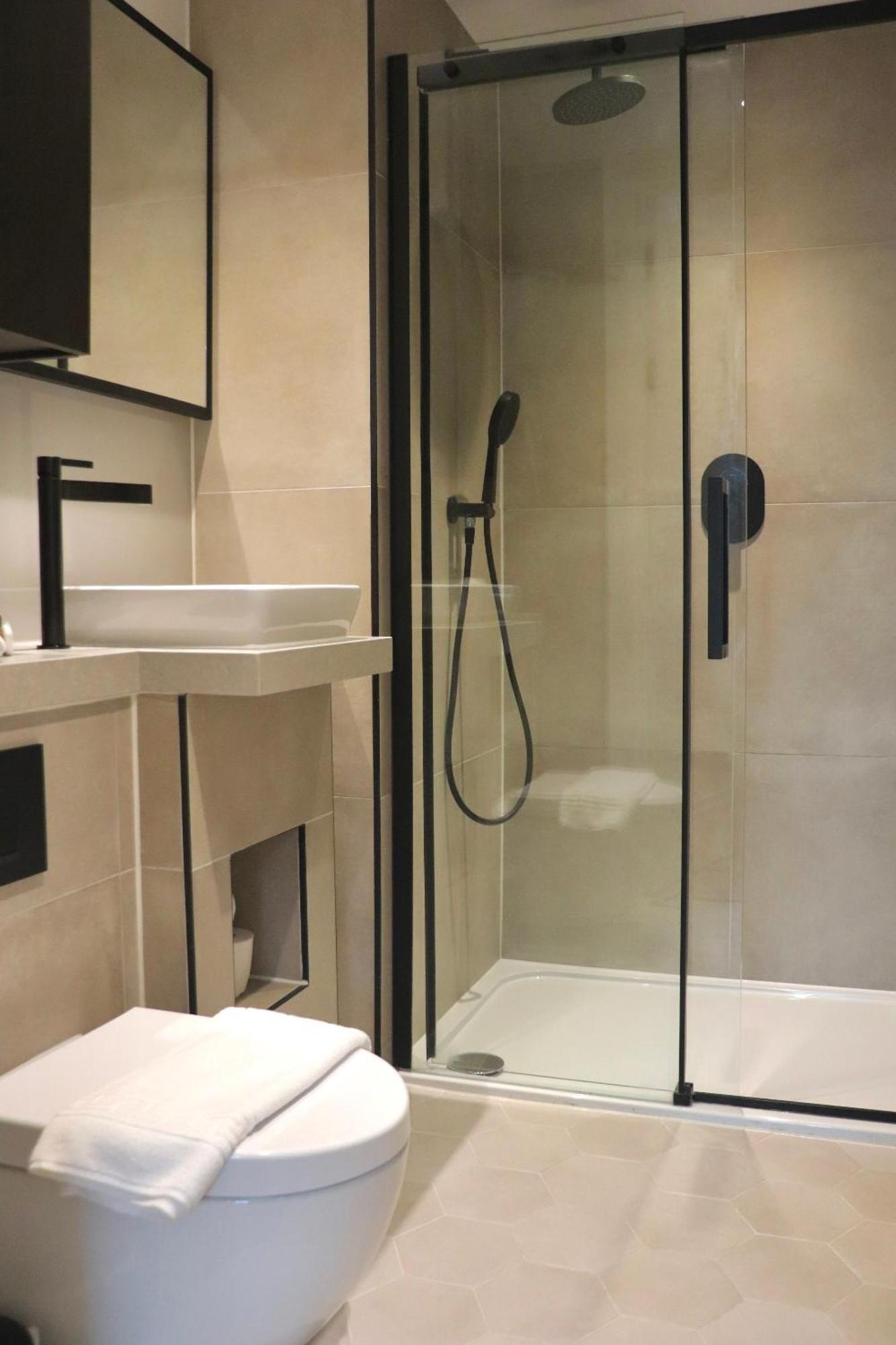 Apartment Luxury 2 Bed Vauxhall, Balcony, Sleeps 4, - Open For Business Stays, Long Stays, Families Relocating *