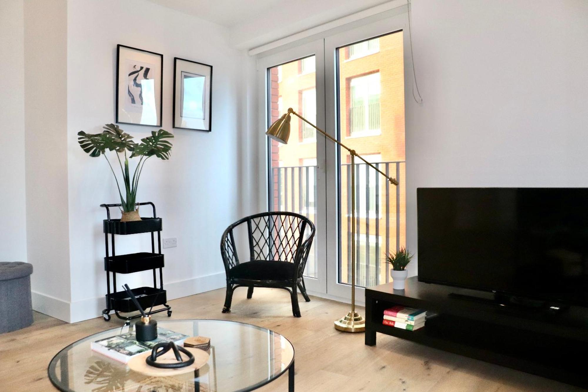 Luxury 2 Bed Vauxhall, Balcony, Sleeps 4, - Open For Business Stays, Long Stays, Families Relocating London