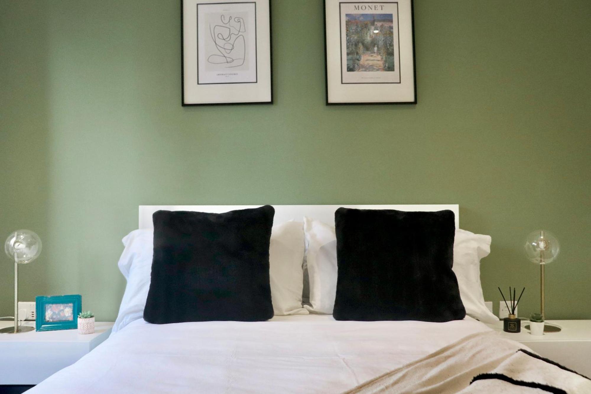 Luxury 2 Bed Vauxhall, Balcony, Sleeps 4, - Open For Business Stays, Long Stays, Families Relocating Apartment London