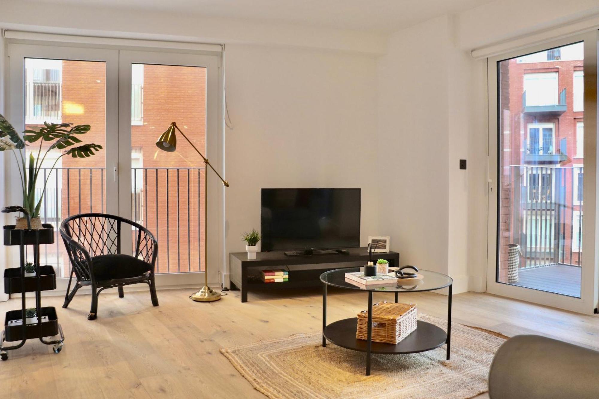 Luxury 2 Bed Vauxhall, Balcony, Sleeps 4, - Open For Business Stays, Long Stays, Families Relocating London
