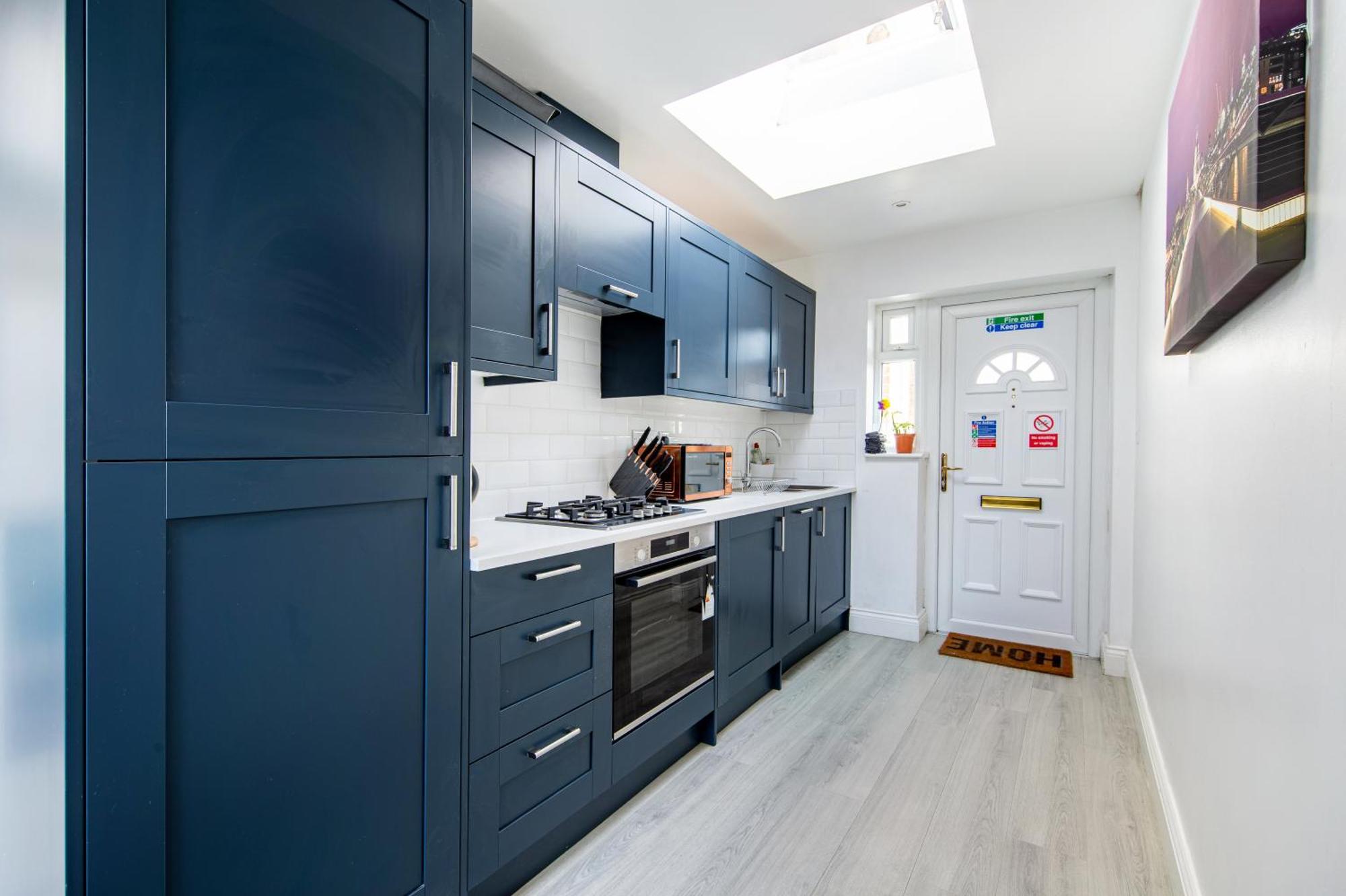 Cosy 1 Bed With Free Parking Close To Underground Station Zone 2 For Quick Access To Up To 5 Guests Apartment *