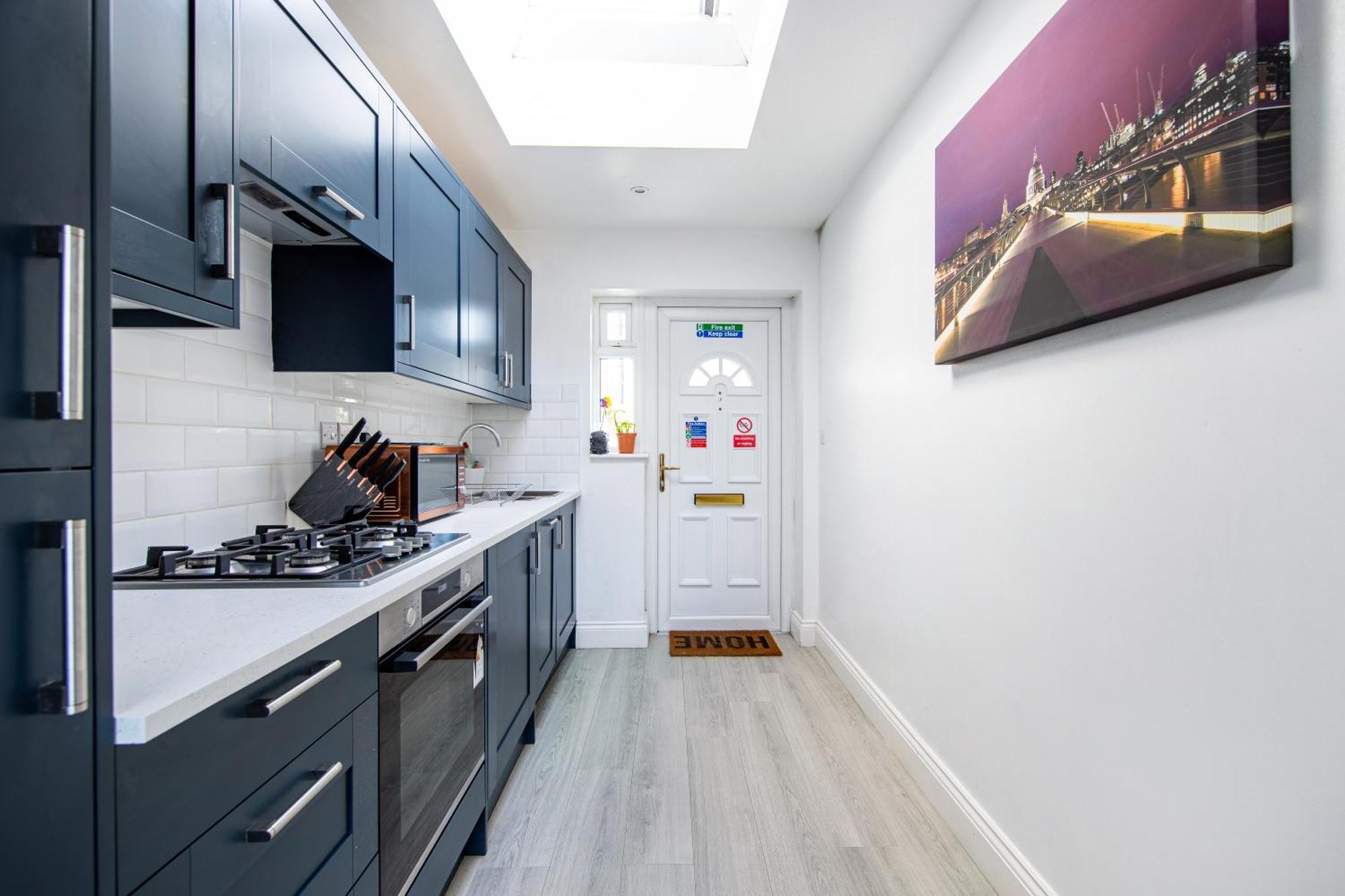 Apartment Cosy 1 Bed With Free Parking Close To Underground Station Zone 2 For Quick Access To Up To 5 Guests *