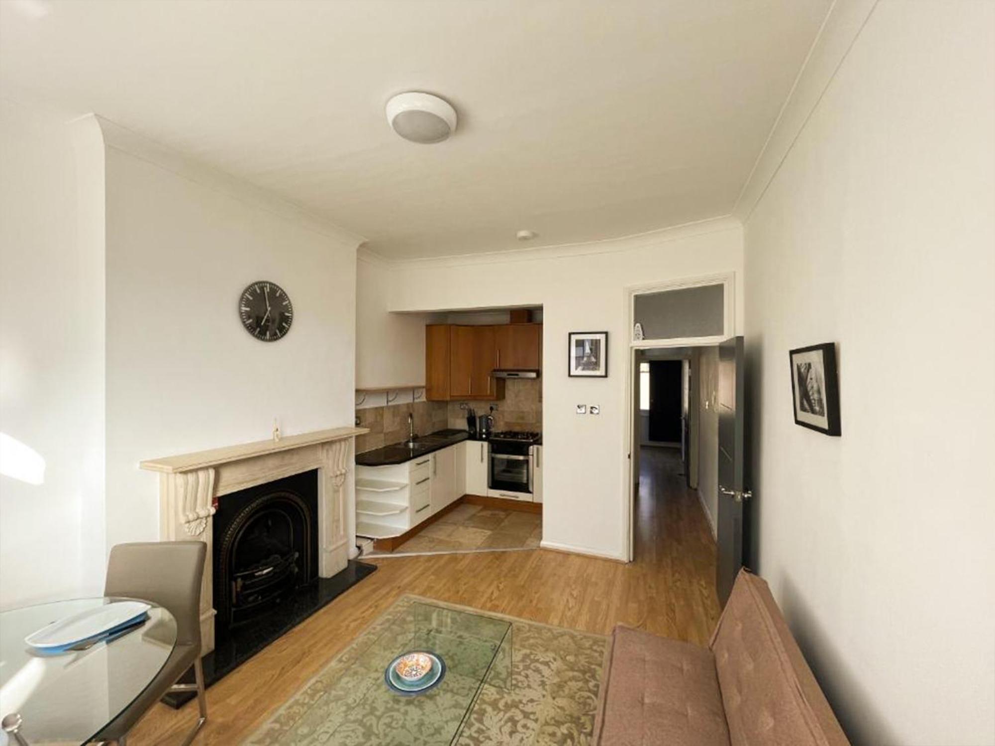 Two Bed Minutes From Hammersmith *
