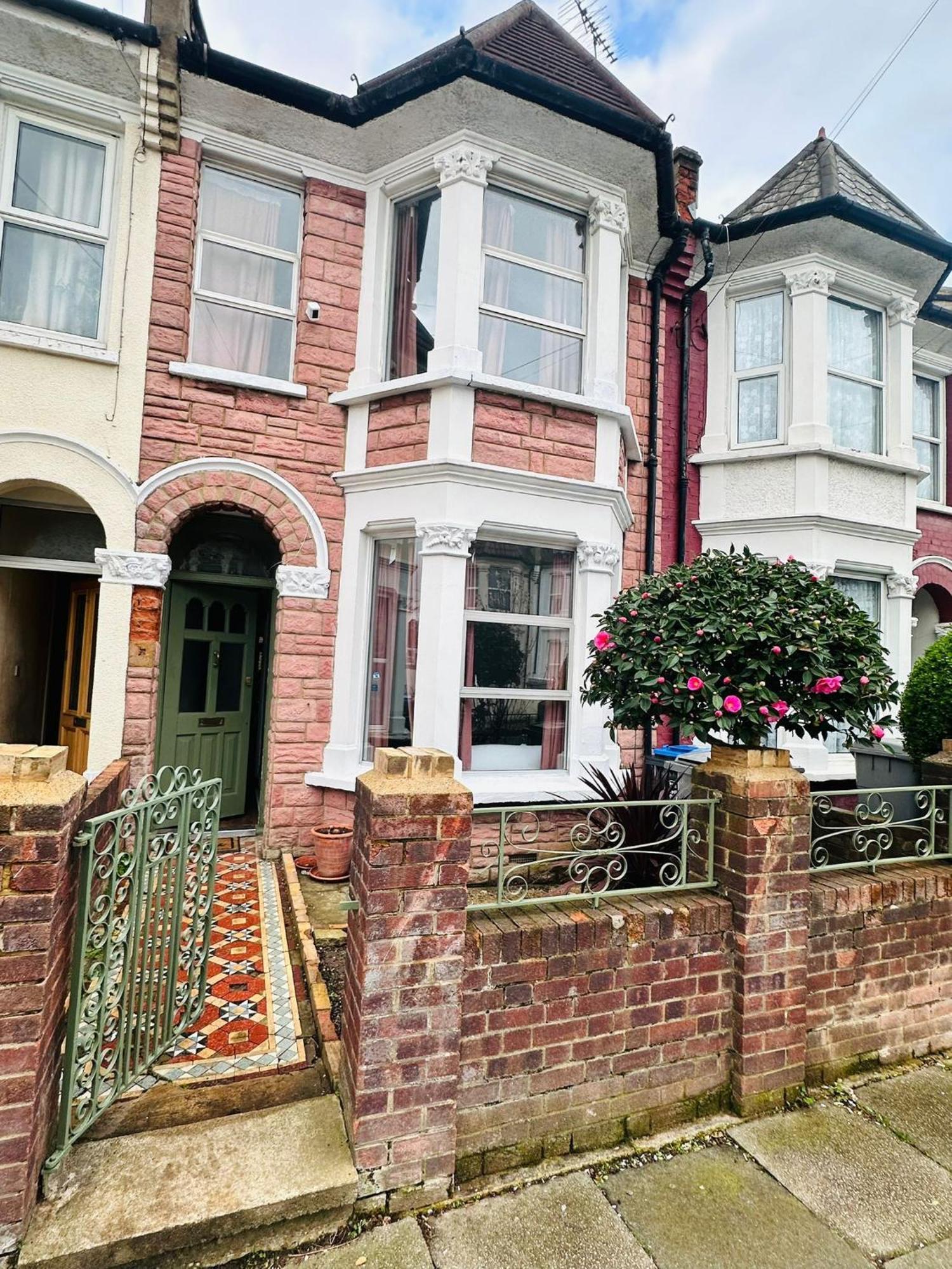 Charming, Renovated In Willesden Hébergement de vacances Londres