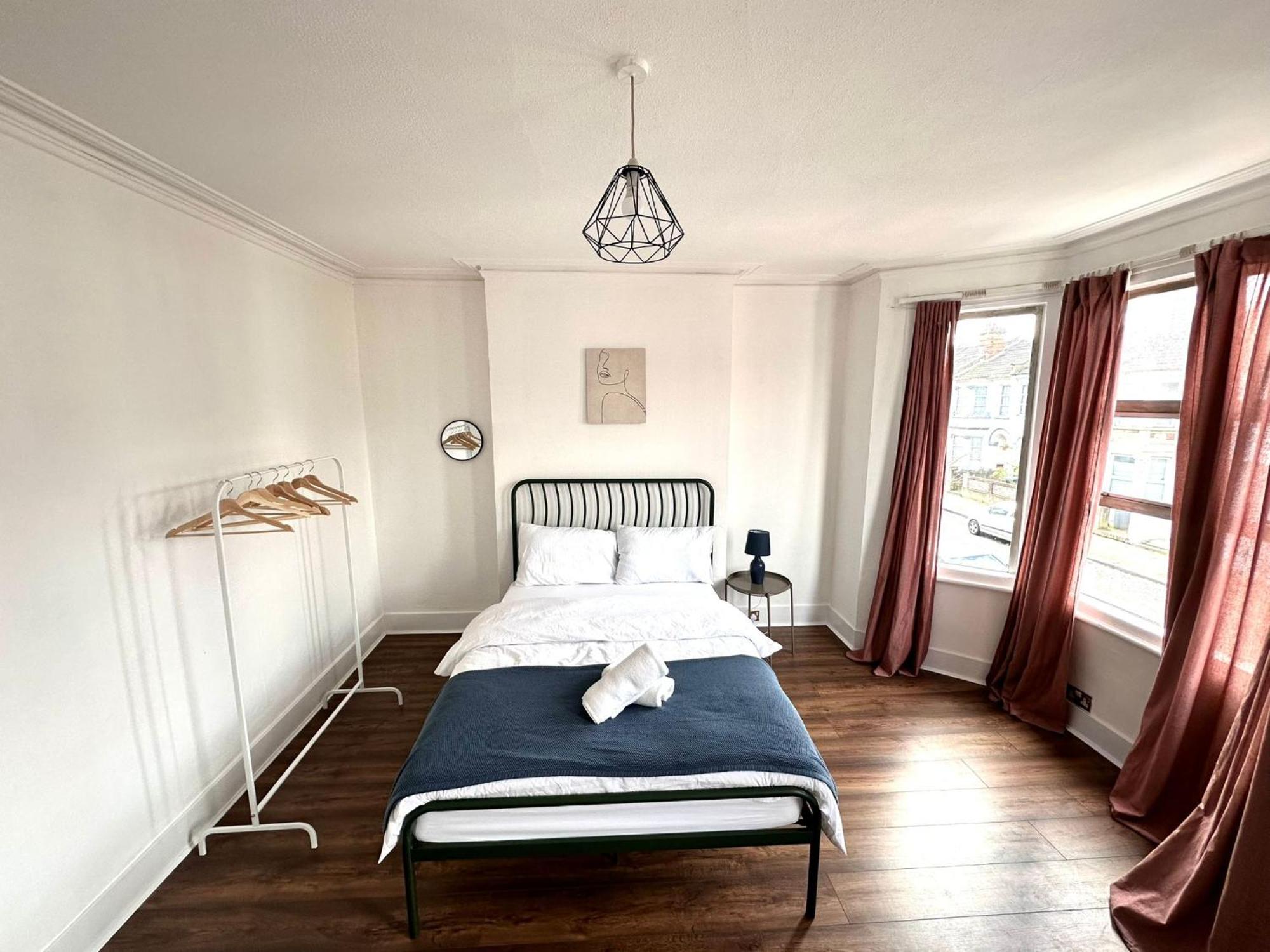 Charming, Renovated In Willesden *